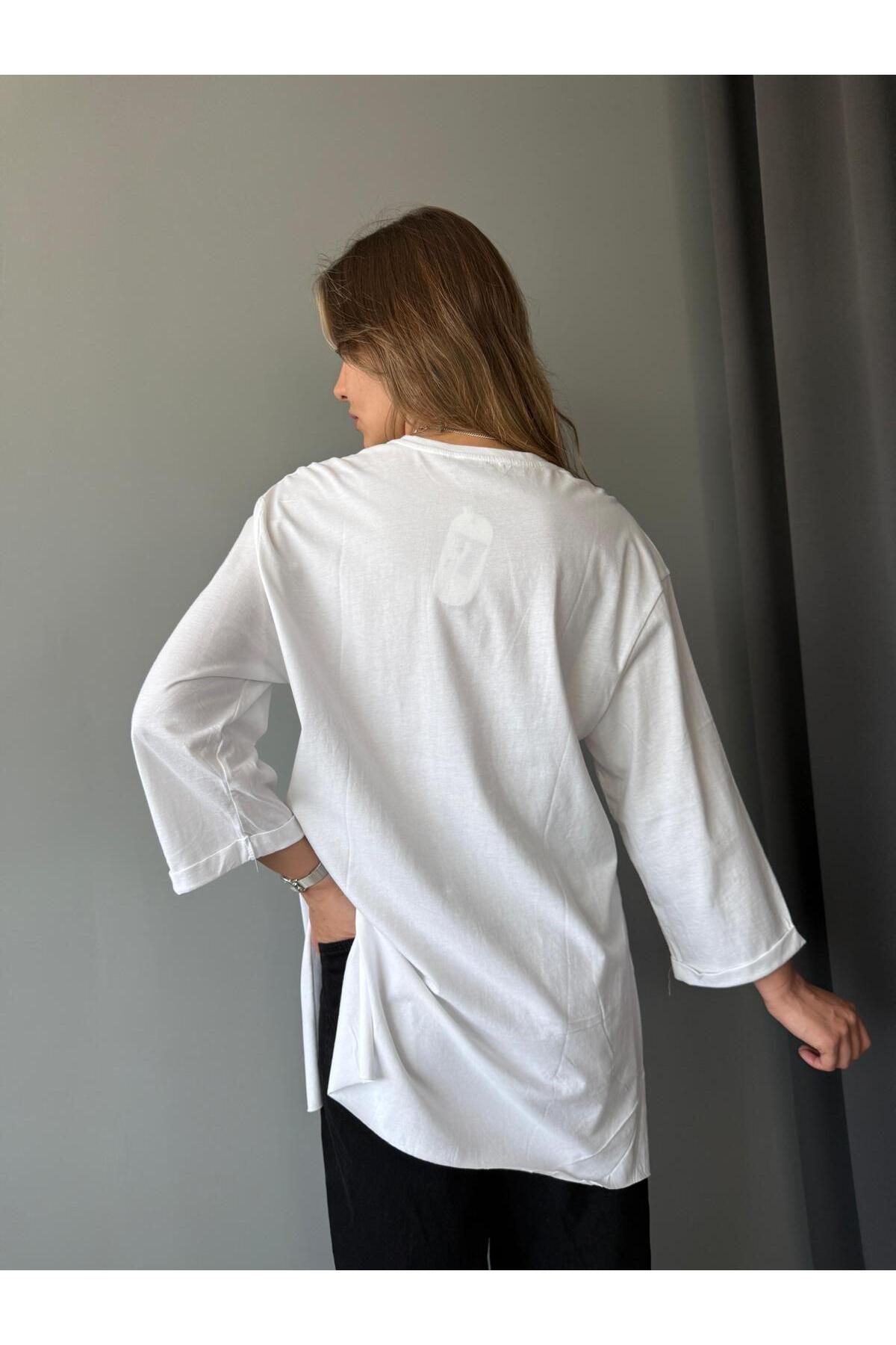 AlisaSu Beyaz %100 Pamuk Relaxed Fit Yırtmaçlı Yuvarlak Yakalı T-shirt