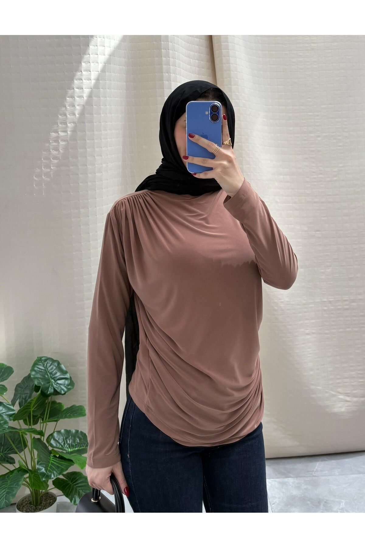 NİSUM MODA OMUZ VE BEL BÜZGÜ DETAYLI SANDY BLUZ