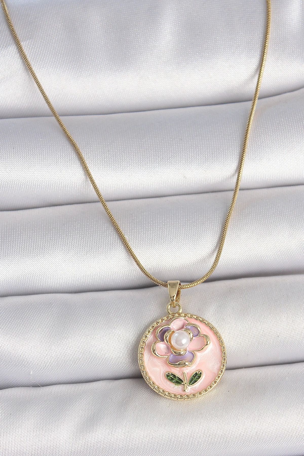Clariss 316L Çelik Gold Renk Zincir Pembe Çiçek İşlemeli İnci Detay Portre Model Kadın Kolye