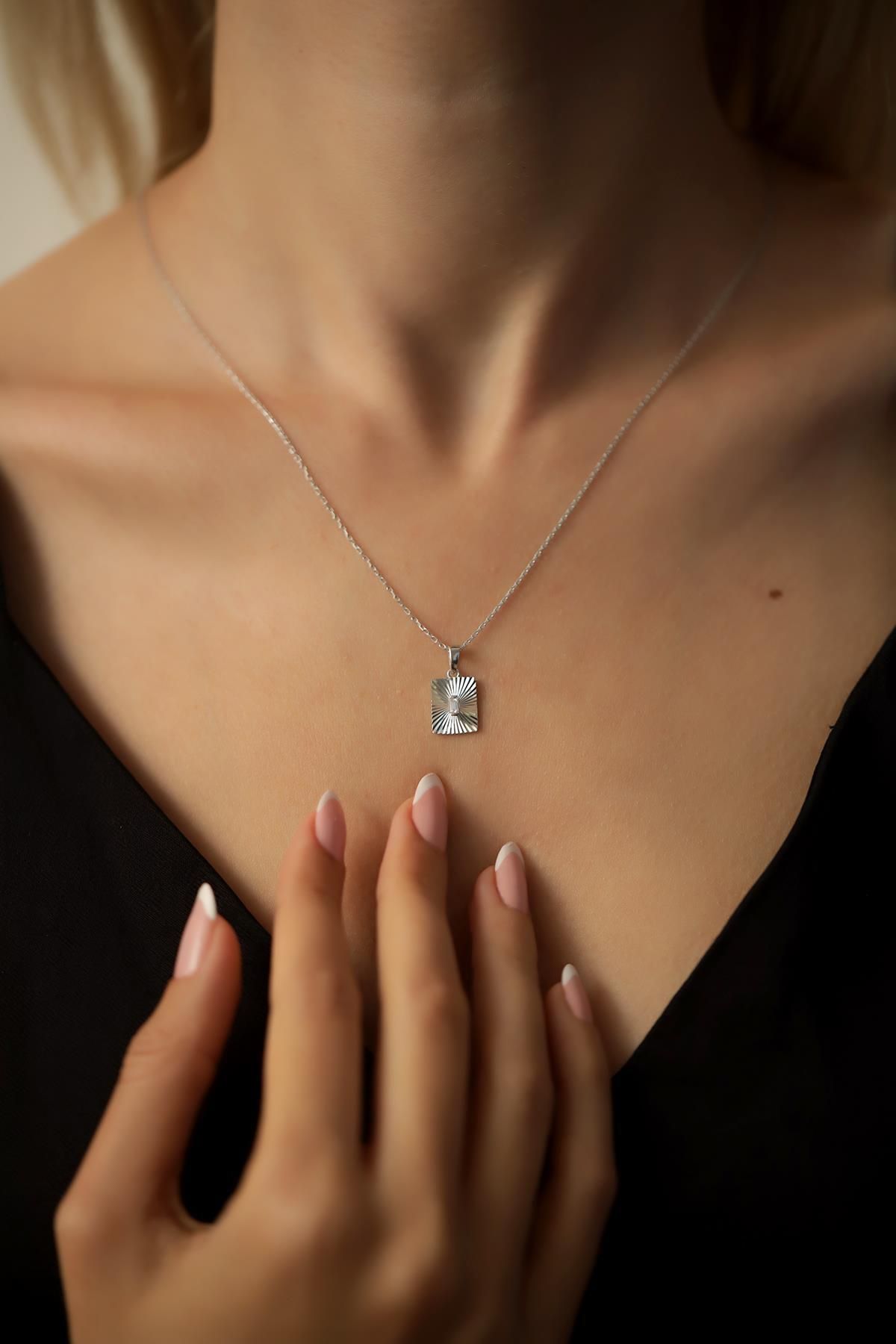 Ninova Silver Dikdörtgen Model Gümüş Zirconia Kolye