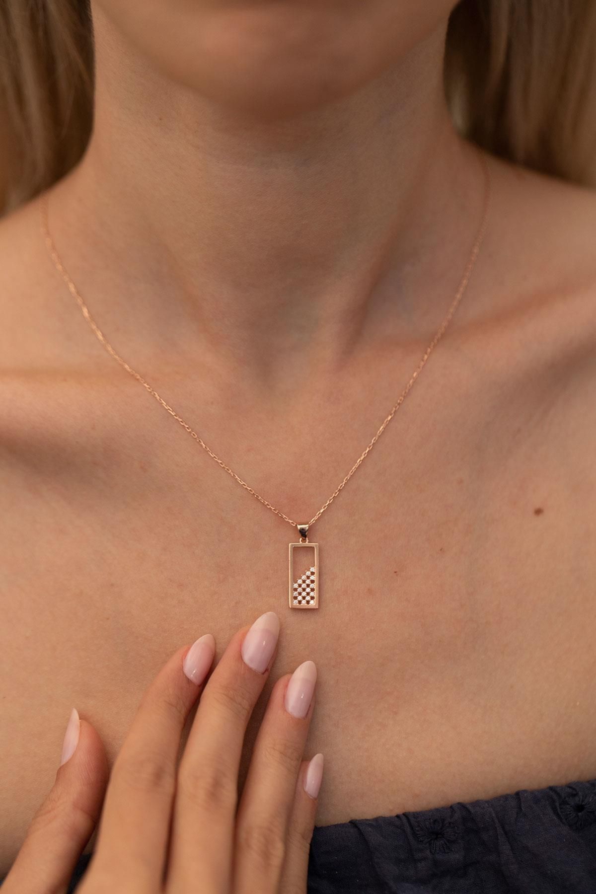 Ninova Silver Dikdörtgen Model Rose Kaplama Gümüş Zirconia Kolye