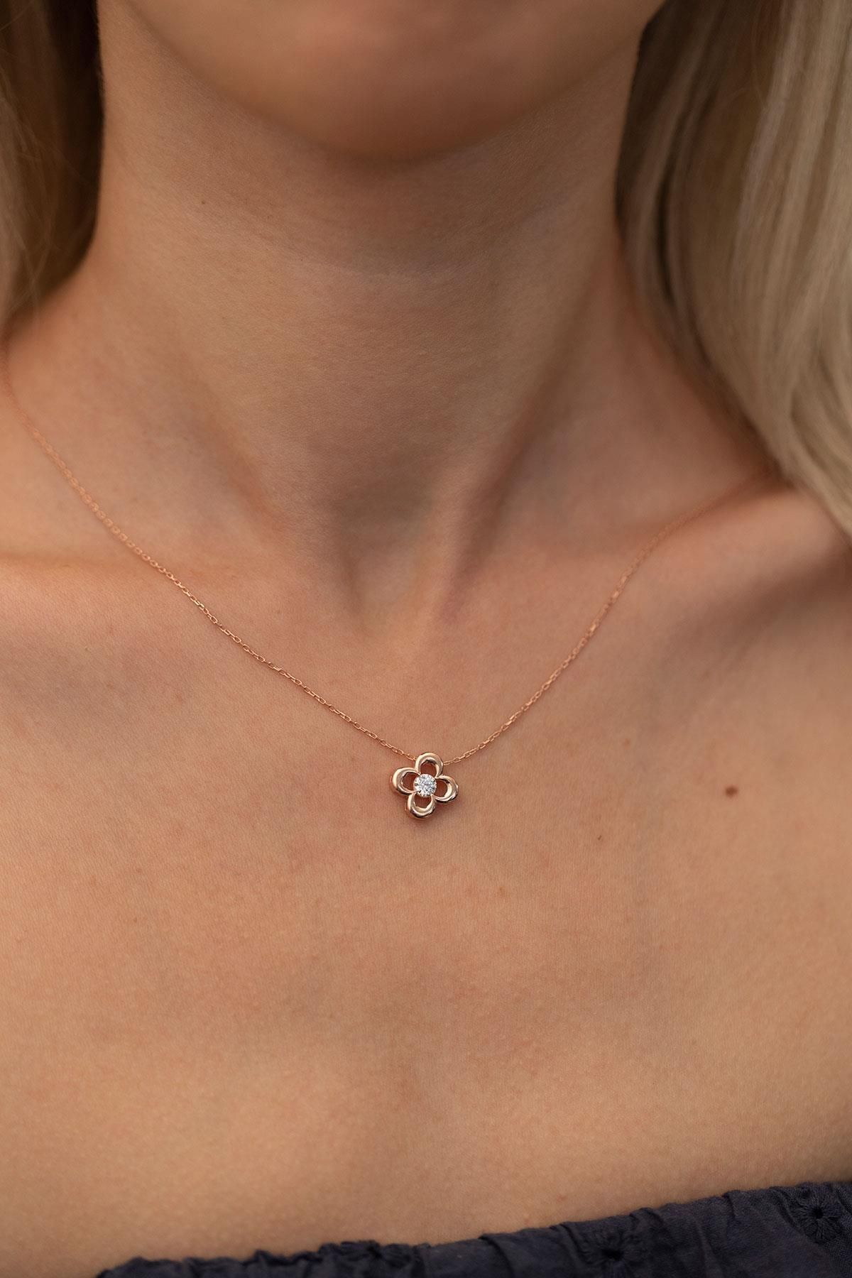 Ninova Silver Yonca Model Rose Kaplama Gümüş Zirconia Kolye
