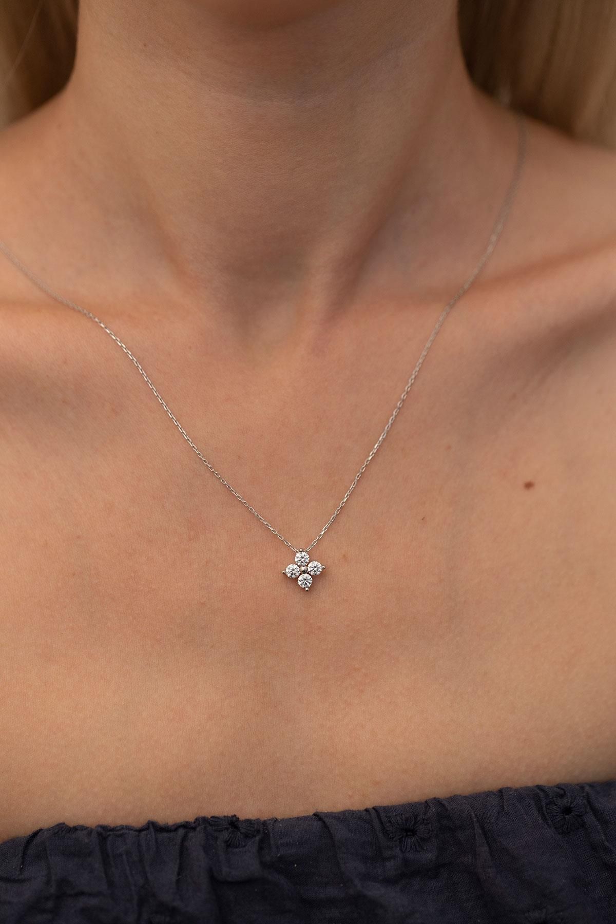 Ninova Silver Dört Taş Model Gümüş Zirconia Kolye