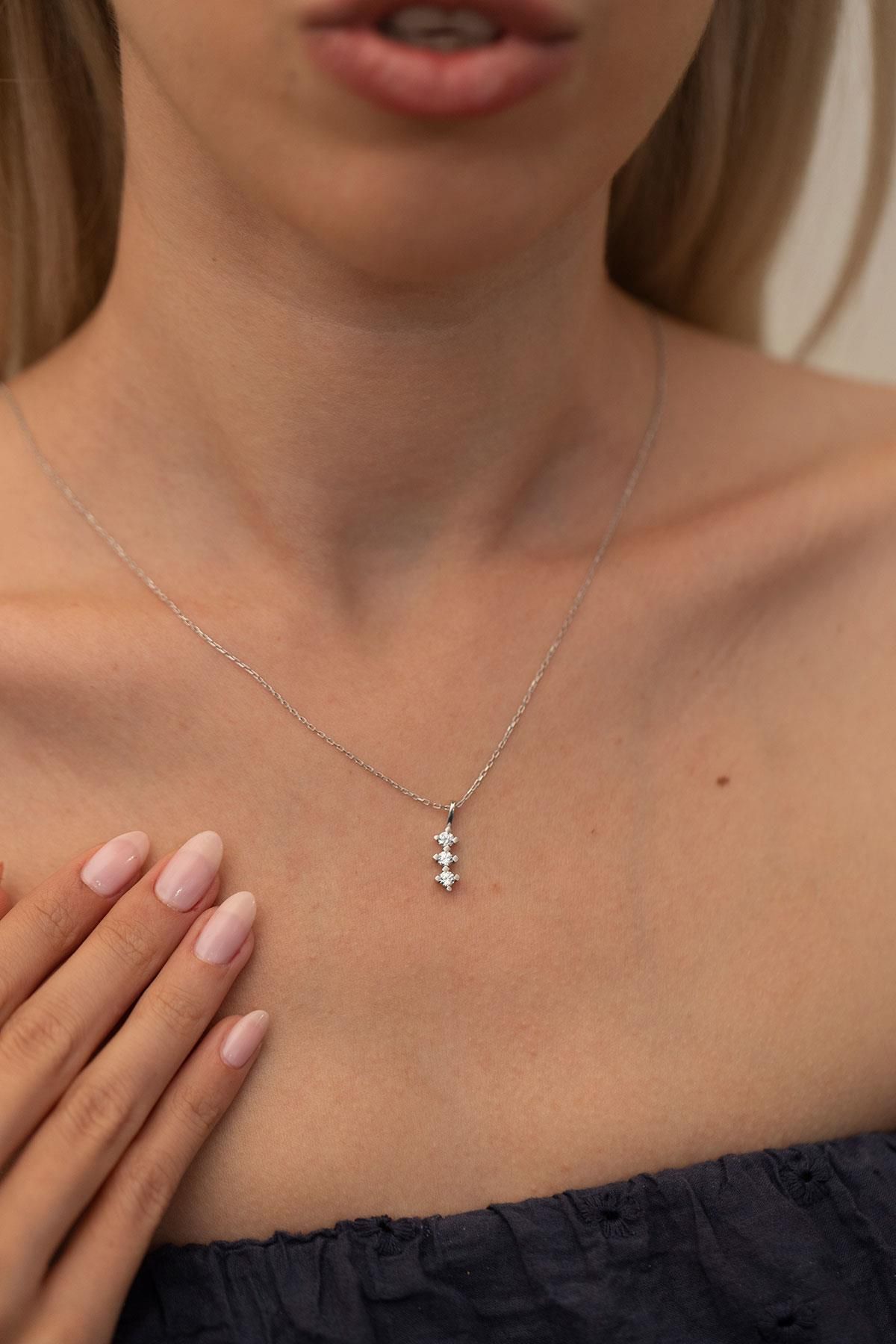 Ninova Silver Üçtaş Model Gümüş Zirconia Kolye