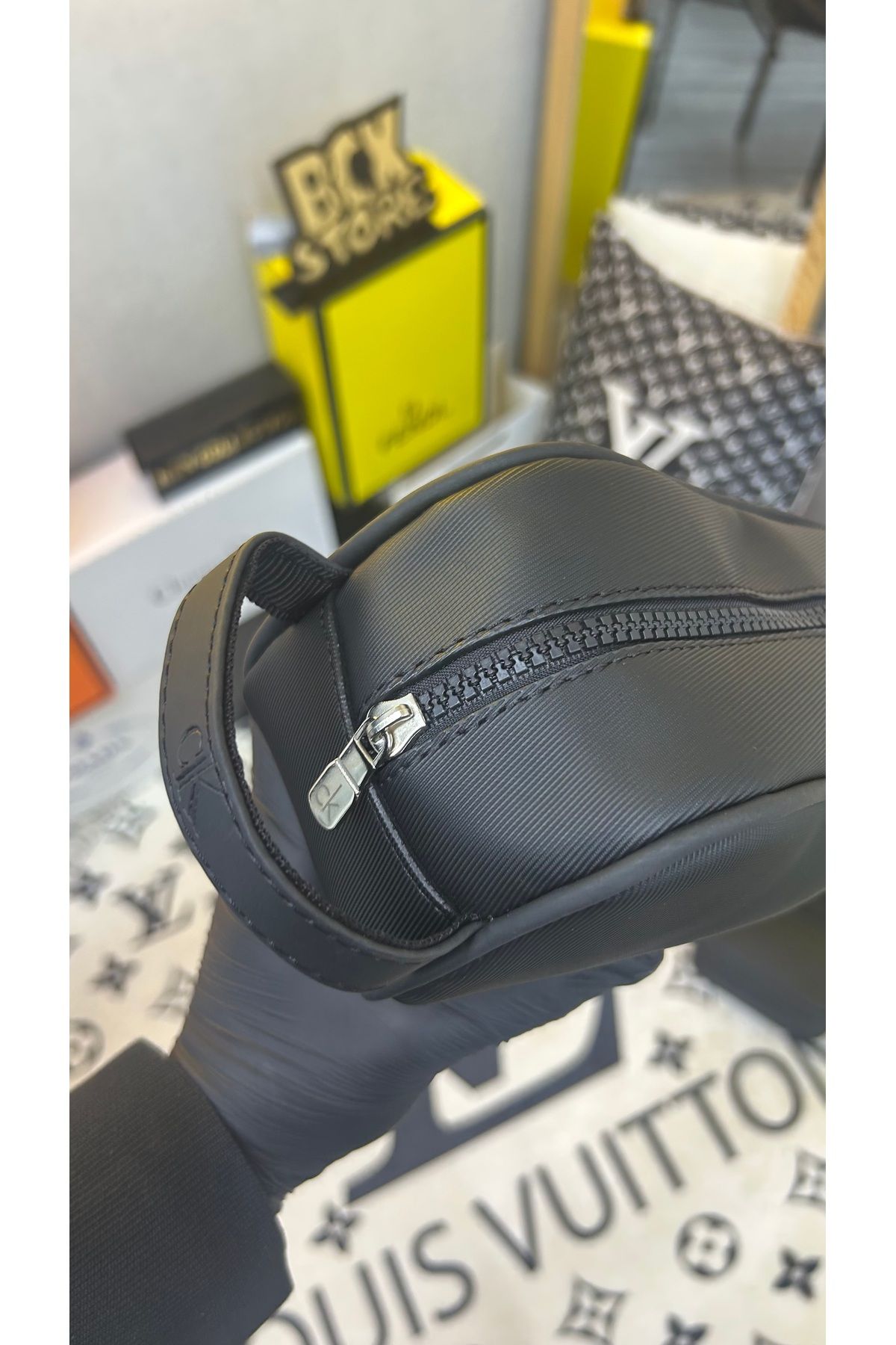 کیف دستی مردانه CK مدل ساده طراحی شیک با یک محفظه جادار BCX