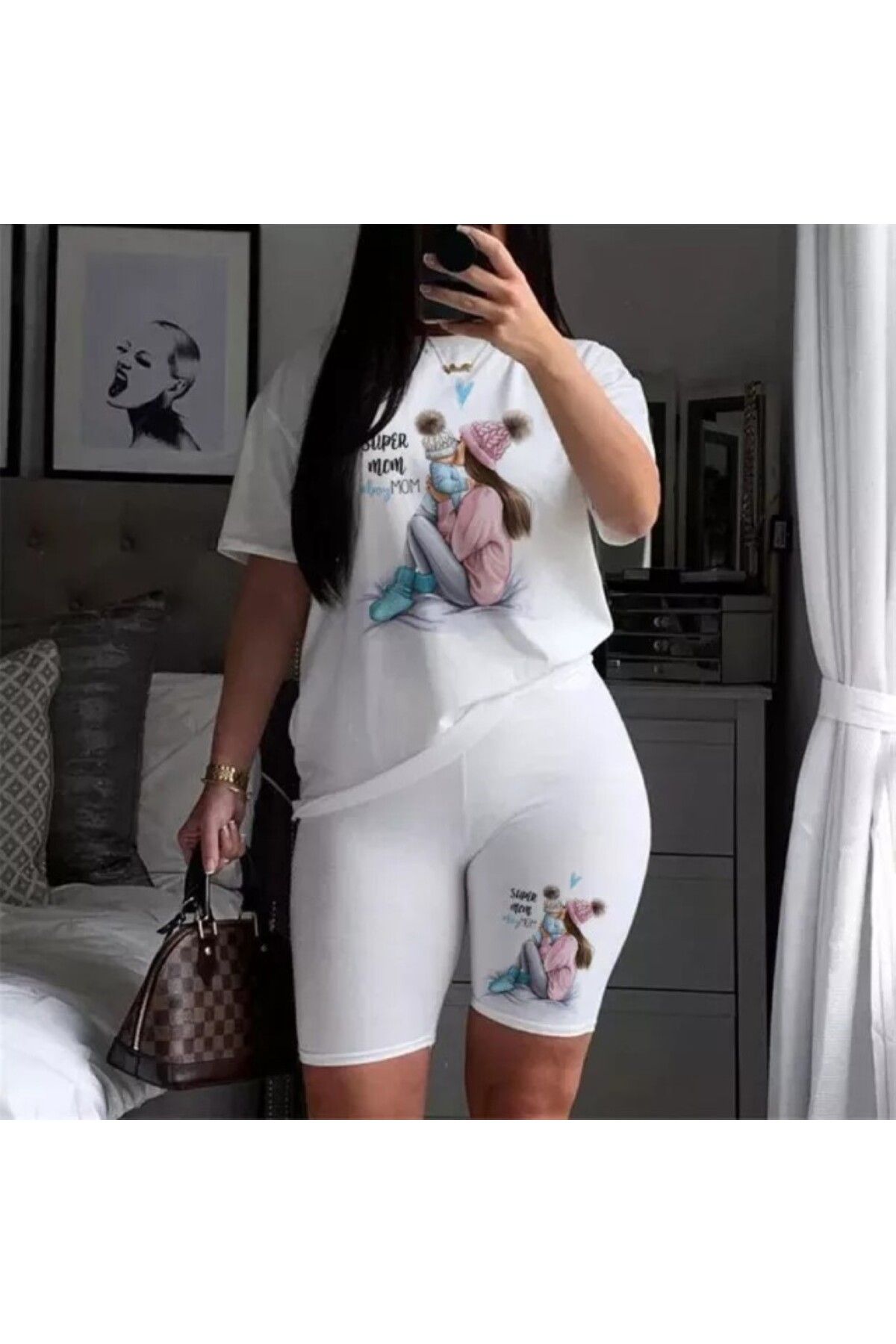 aynewmoda Kızını taşıyan bir annenin baskısının bulunduğu kadın tişörtü ve gömleği