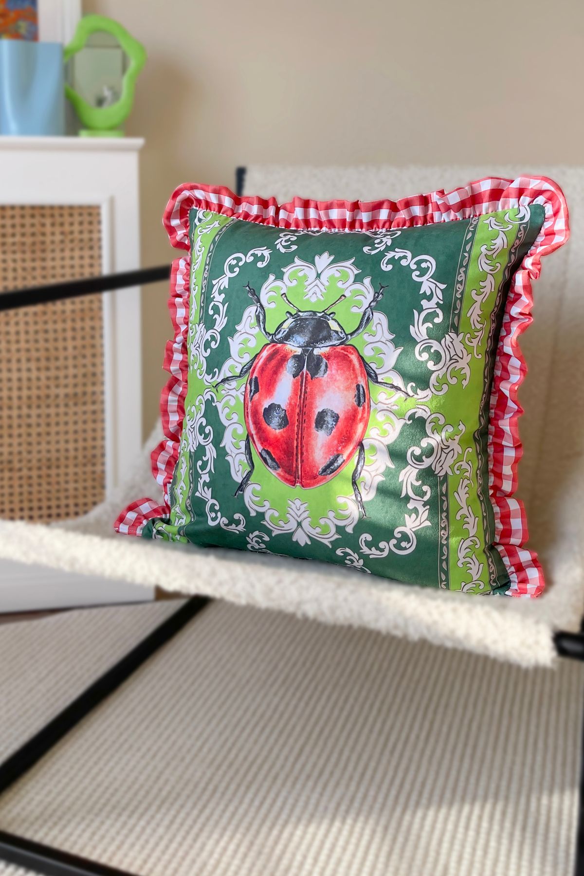RİTMOHOME Uğur Böceği Desenli Fırfırlı Vintage, Country, Iskandinav, Bohem 50x50 Dekoratif Yastık(İÇİ DOLGULU)