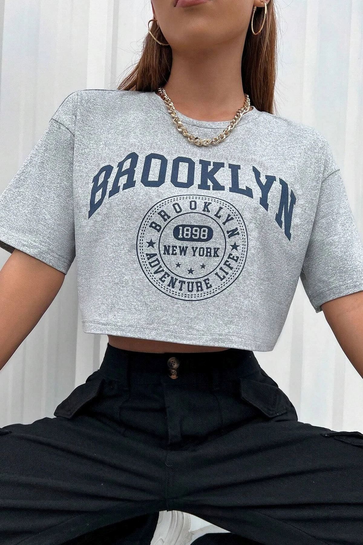 DUBU BUTİK Brooklyn 1898 Adventure Baskılı Kadın Crop Grimelanj T-shirt