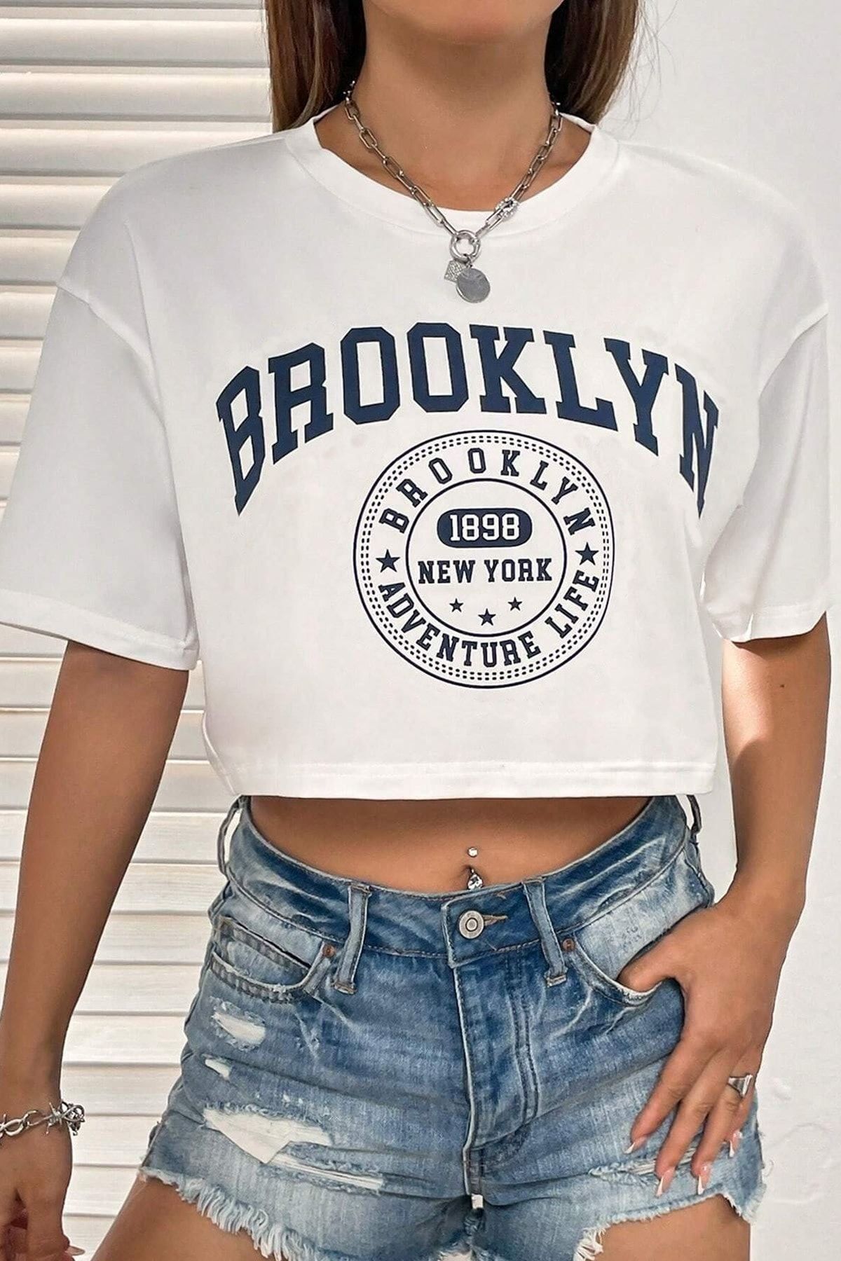 DUBU BUTİK Brooklyn 1898 Adventure Baskılı Kadın Crop Beyaz T-shirt