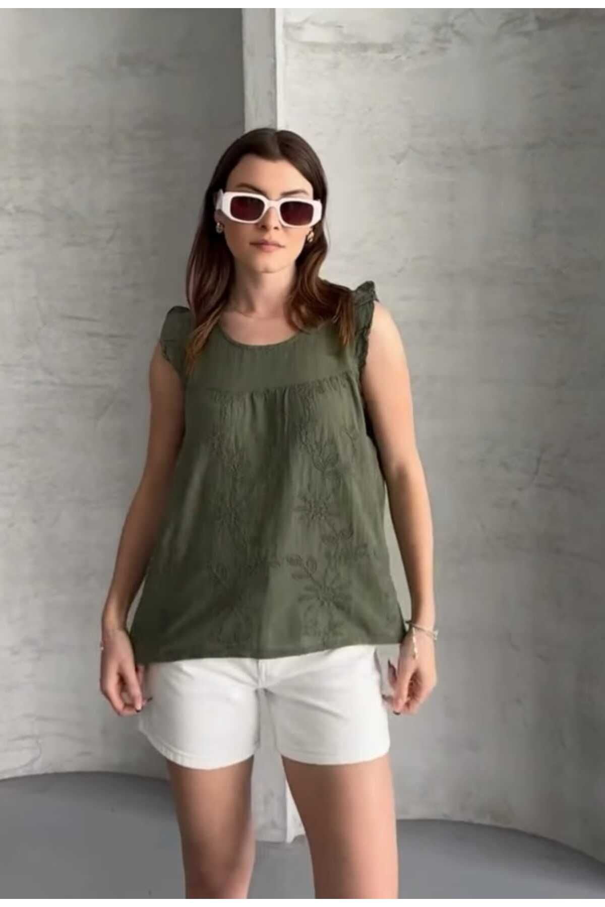 Butik Şans Nakış Detaylı Sırt Düğmeli Sıfır Kol Bluz