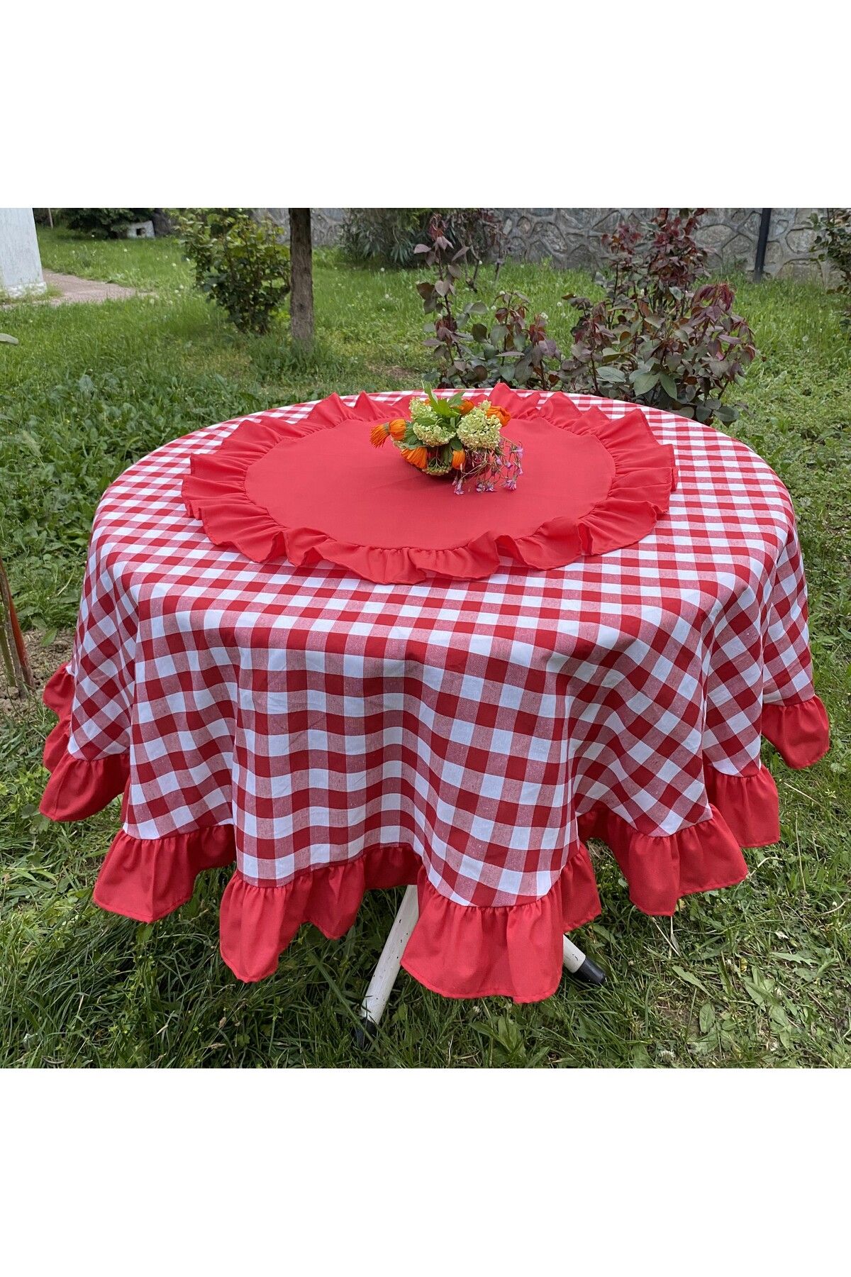 LILYUM Fırfırlı Pötikare Desenli Yuvarlak Masa Örtüsü