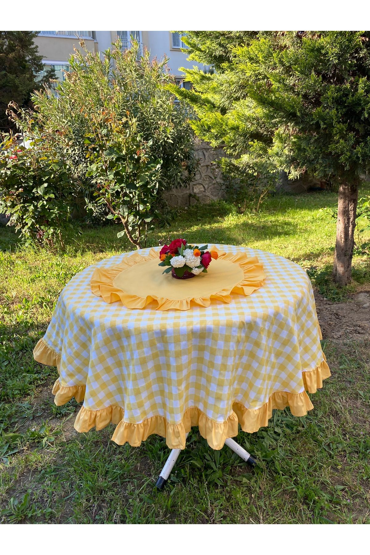 LILYUM Fırfırlı Pötikare Desenli Yuvarlak Masa Örtüsü