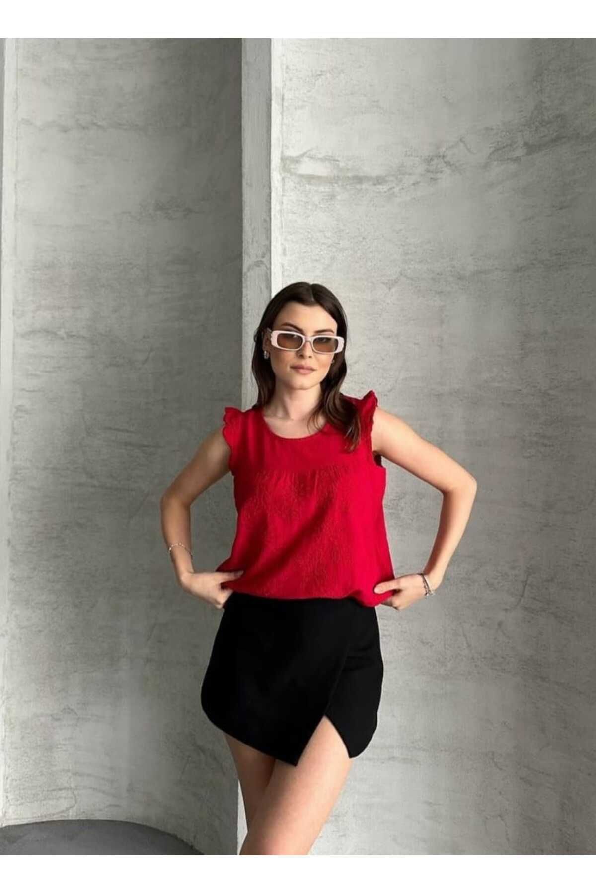 Butik Şans Nakış Detaylı Sırt Düğmeli Sıfır Kol Bluz