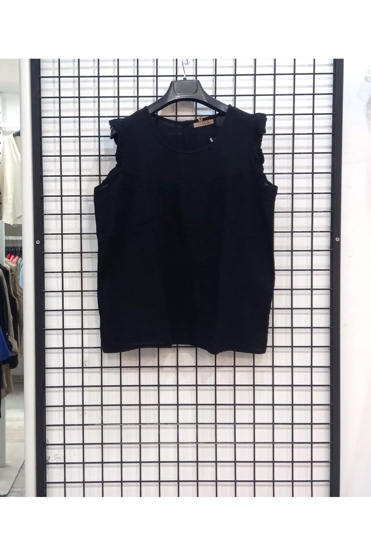 Butik Şans Nakış Detaylı Sırt Düğmeli Sıfır Kol Bluz