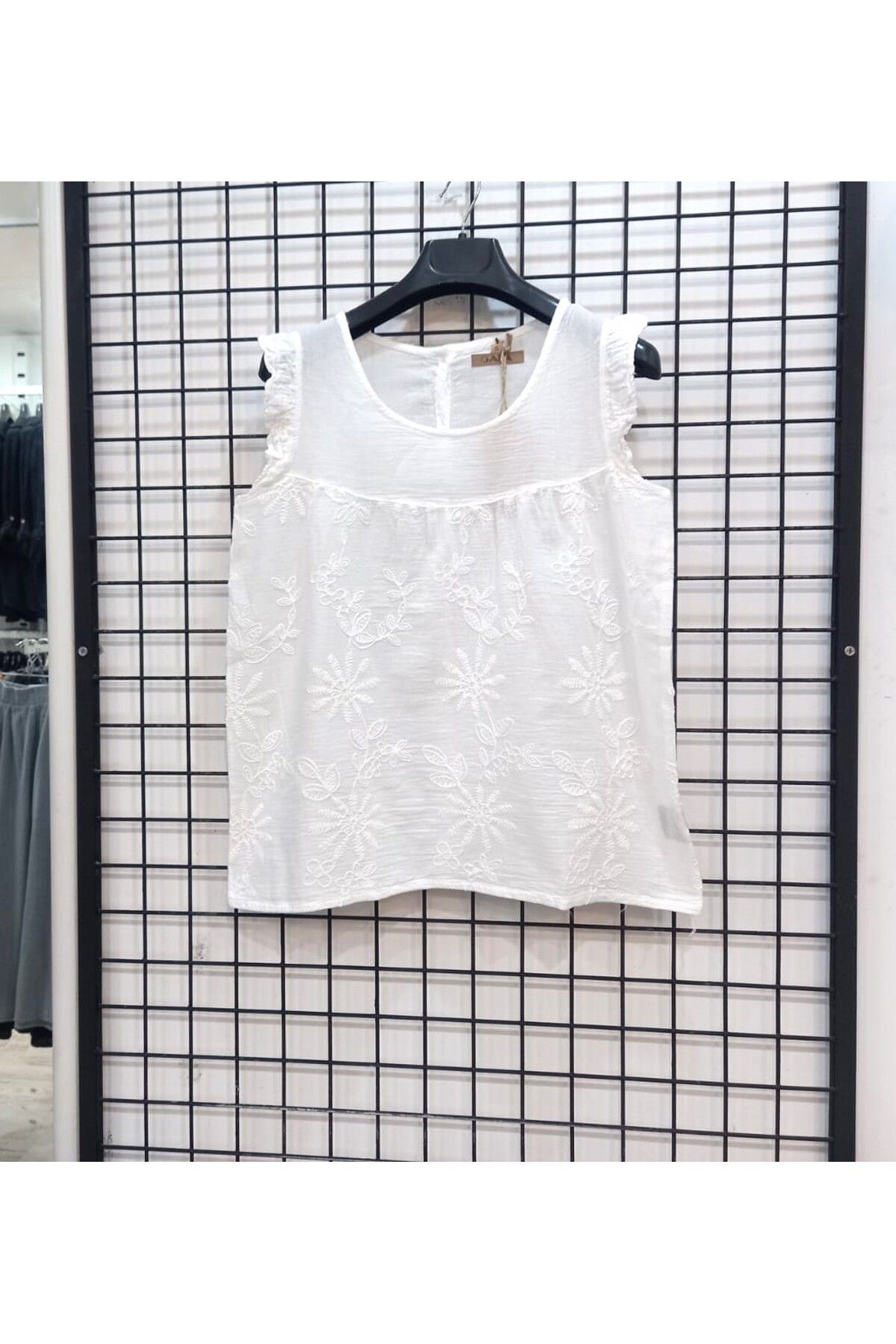 Butik Şans Nakış Detaylı Sırt Düğmeli Sıfır Kol Bluz