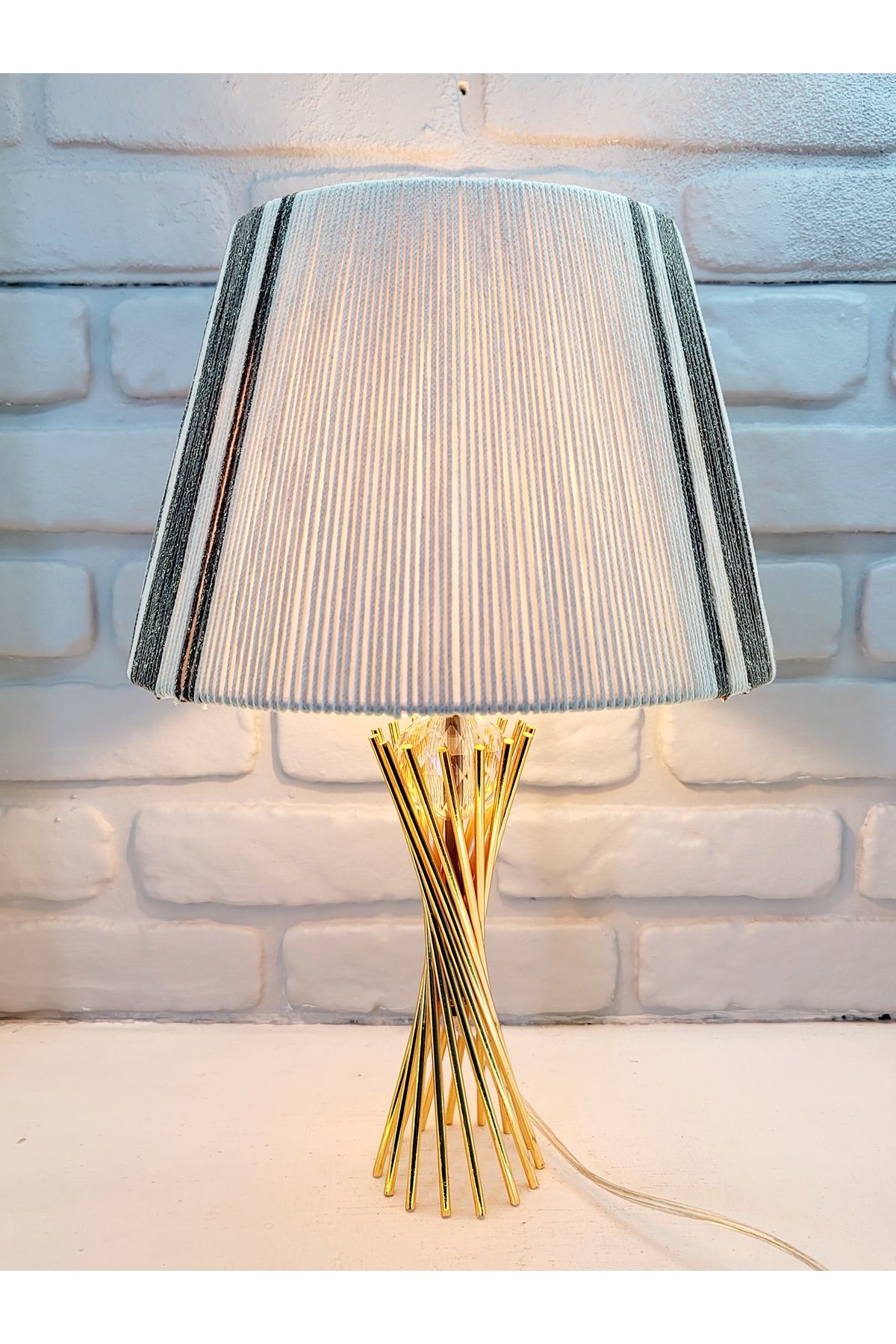 Decodelight Gold Kaplama Burgu Metal Ayaklı Kristal Cam Toplu Makrome ve Kağıt İp Sargı Şapkalı Abajur