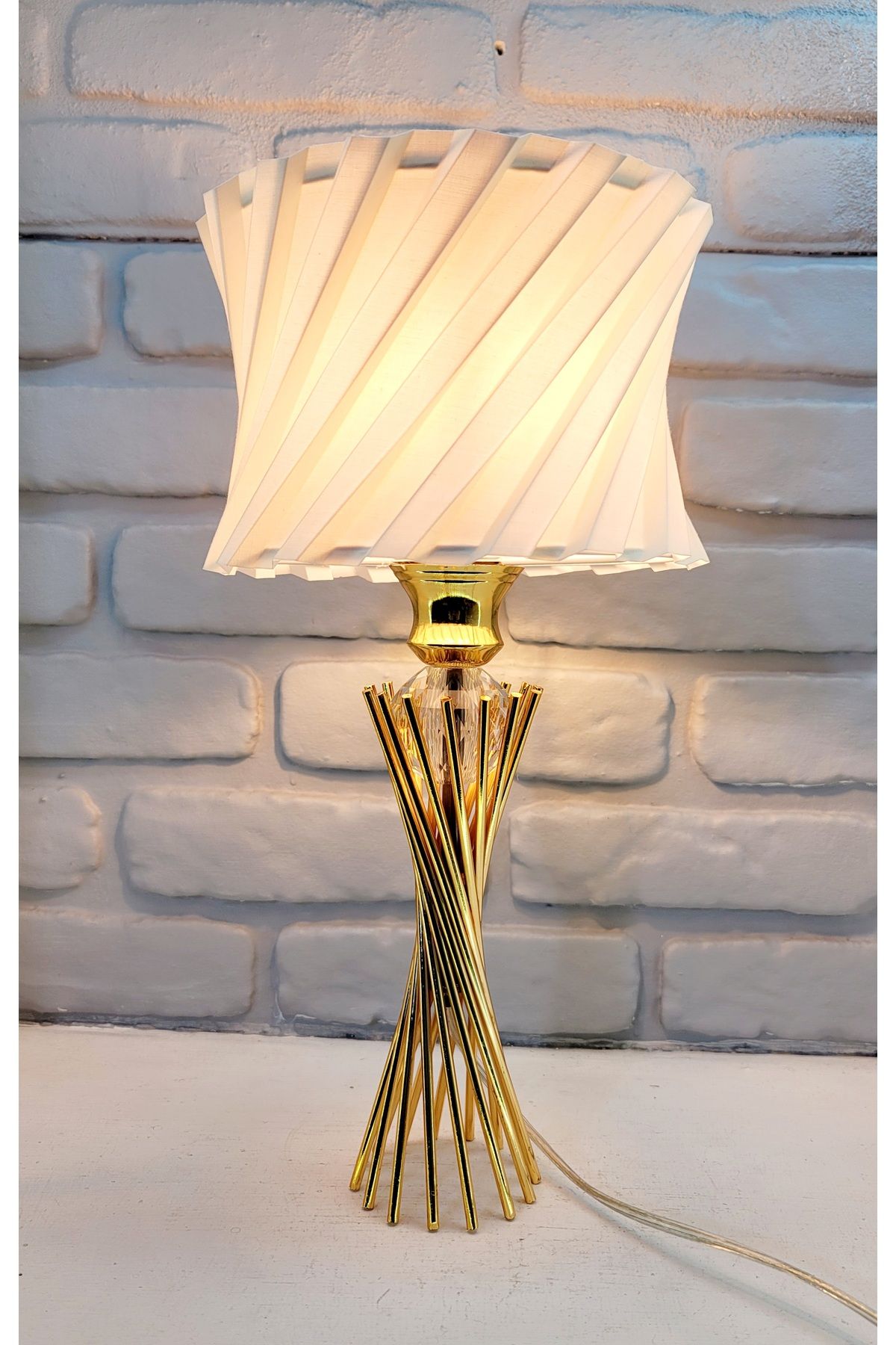 Decodelight KGold Kaplama Burgu Metal Ayaklı Kristal Cam Toplu Pileli Açık Krem Kumaş Şapkalı Abajur