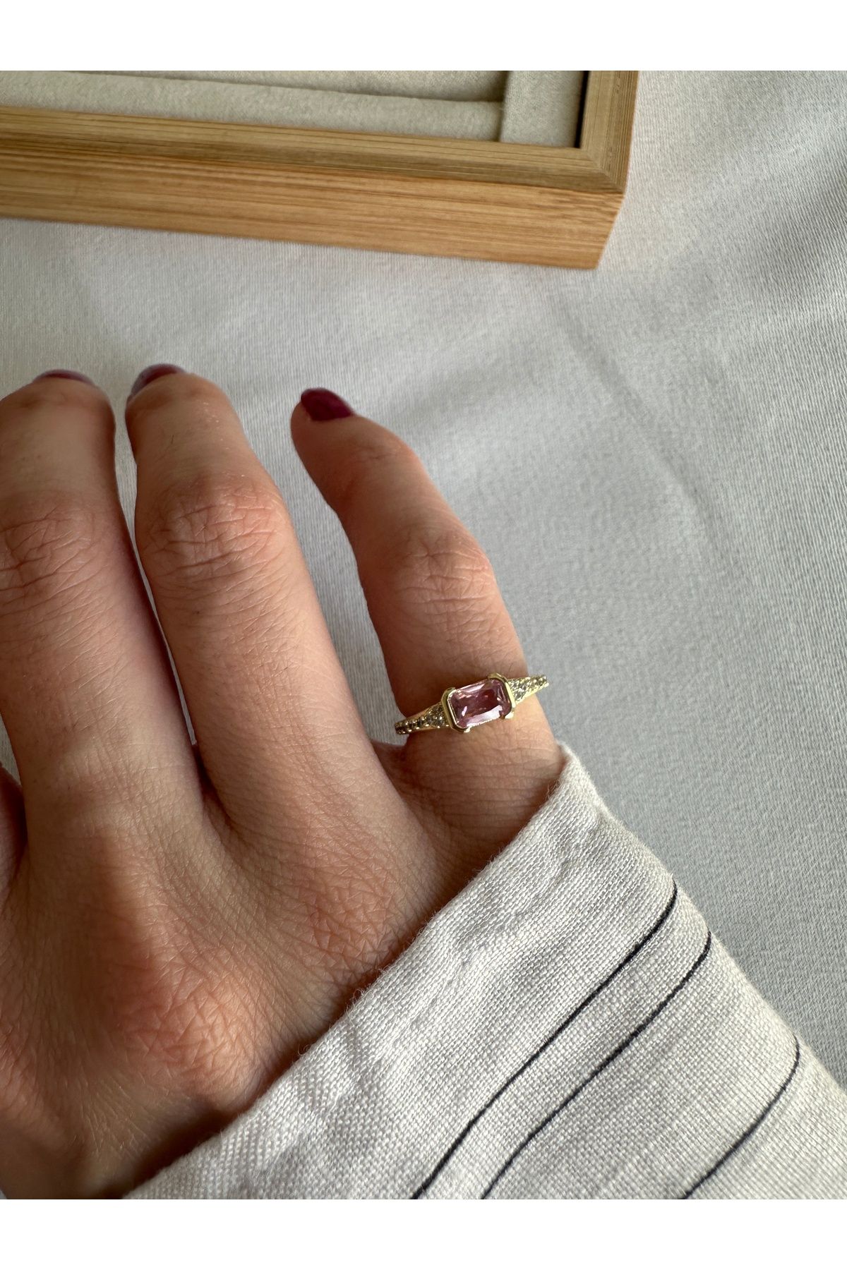 ringbox Dörtgen Pembe Taşlı Serçe Parmak Yüzüğü