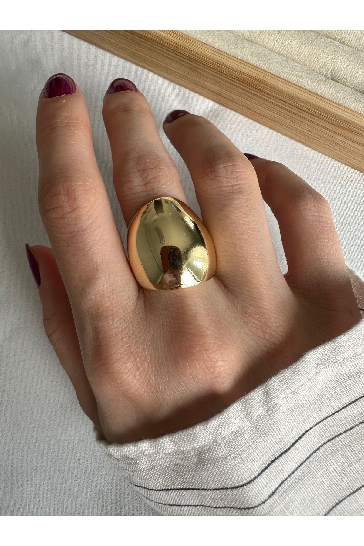 ringbox-Gold Large Curved Oval Ring 3