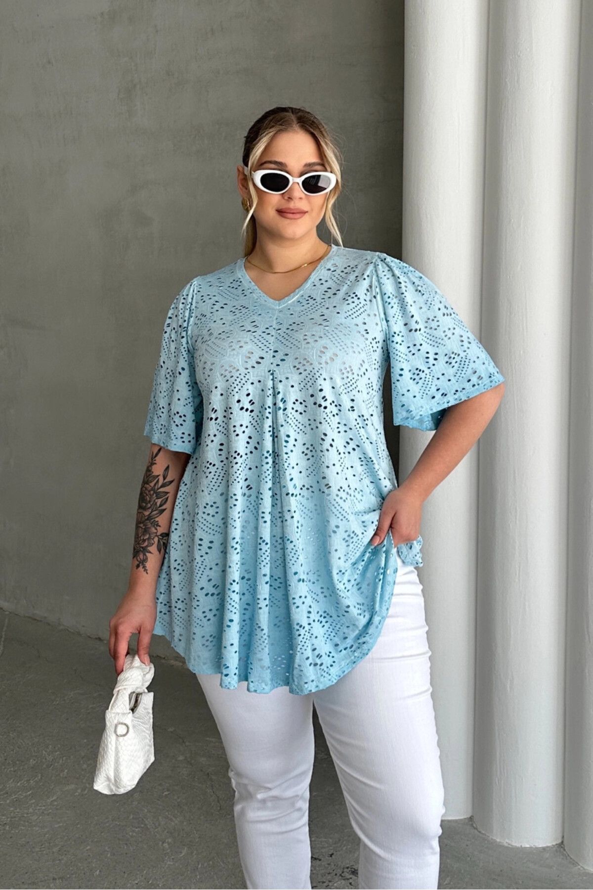 Stil Diva Büyük Beden V Yaka Kısa Kollu Dantel Detaylı Astarsız Bluz 302957