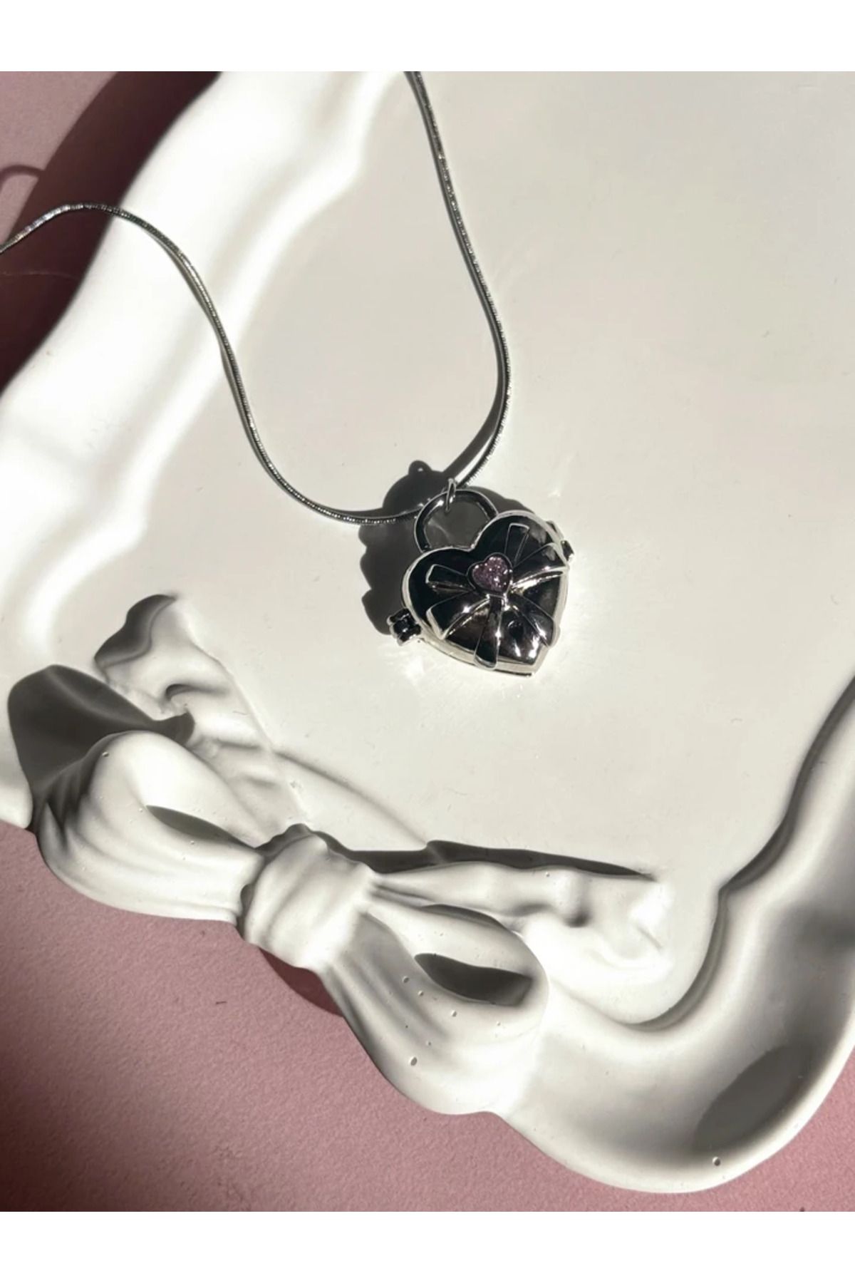 Harlofia Jewelry Açılabilir Fiyonk Kalp Detaylı Kilit Kolye