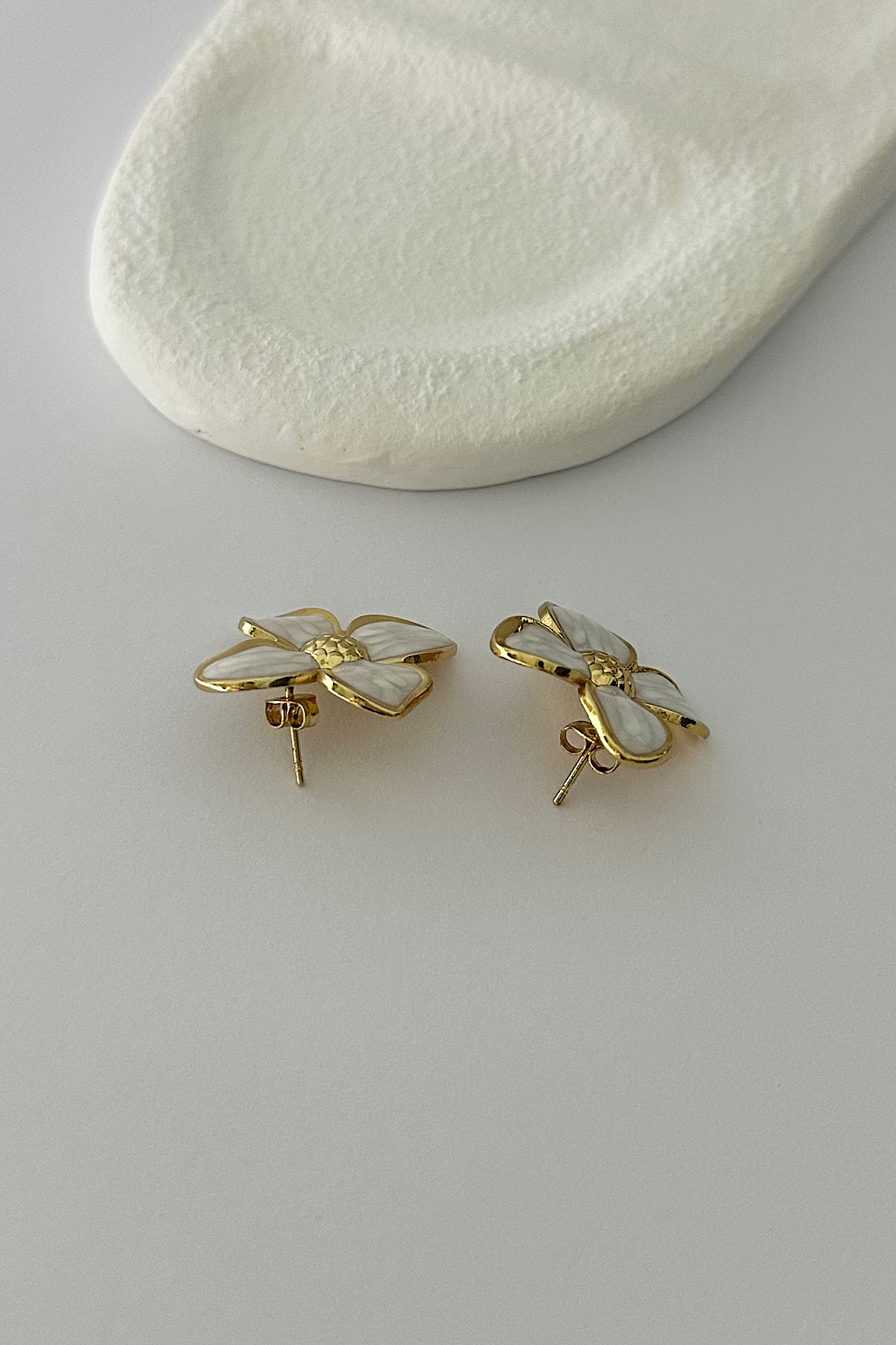 DELEIZA ACCESSORY-Lilyglow White Flower Gold Detailed Steel Earrings 3