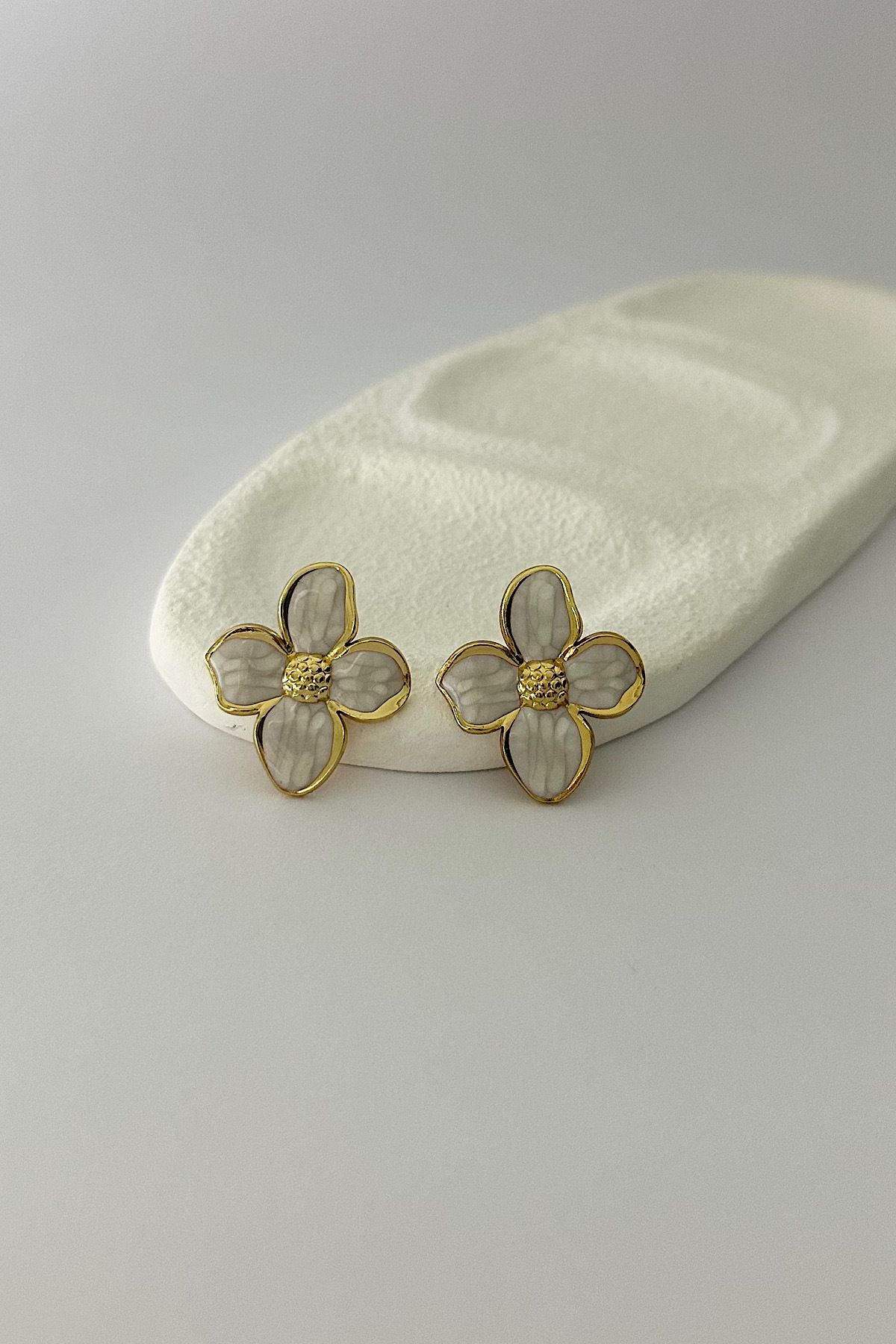 DELEIZA ACCESSORY LilyGlow Beyaz Çiçekli Gold Detaylı Çelik Küpe
