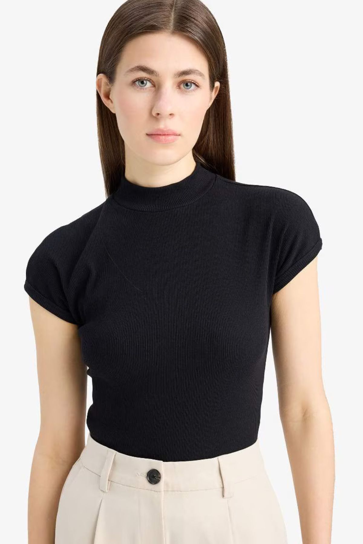 DeFacto Slim Fit Dar Kesim Yarım Balıkçı Yaka Basic Düz Fitilli Kaşkorse Kısa Kollu Tişört