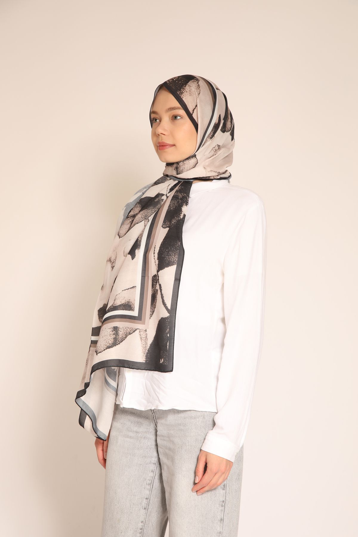 BERCHEM SCARF Bej Zemin Üzerine Soyut Siyah Desenli Soft Kumaş Şal – Zarif ve Modern Tasarım