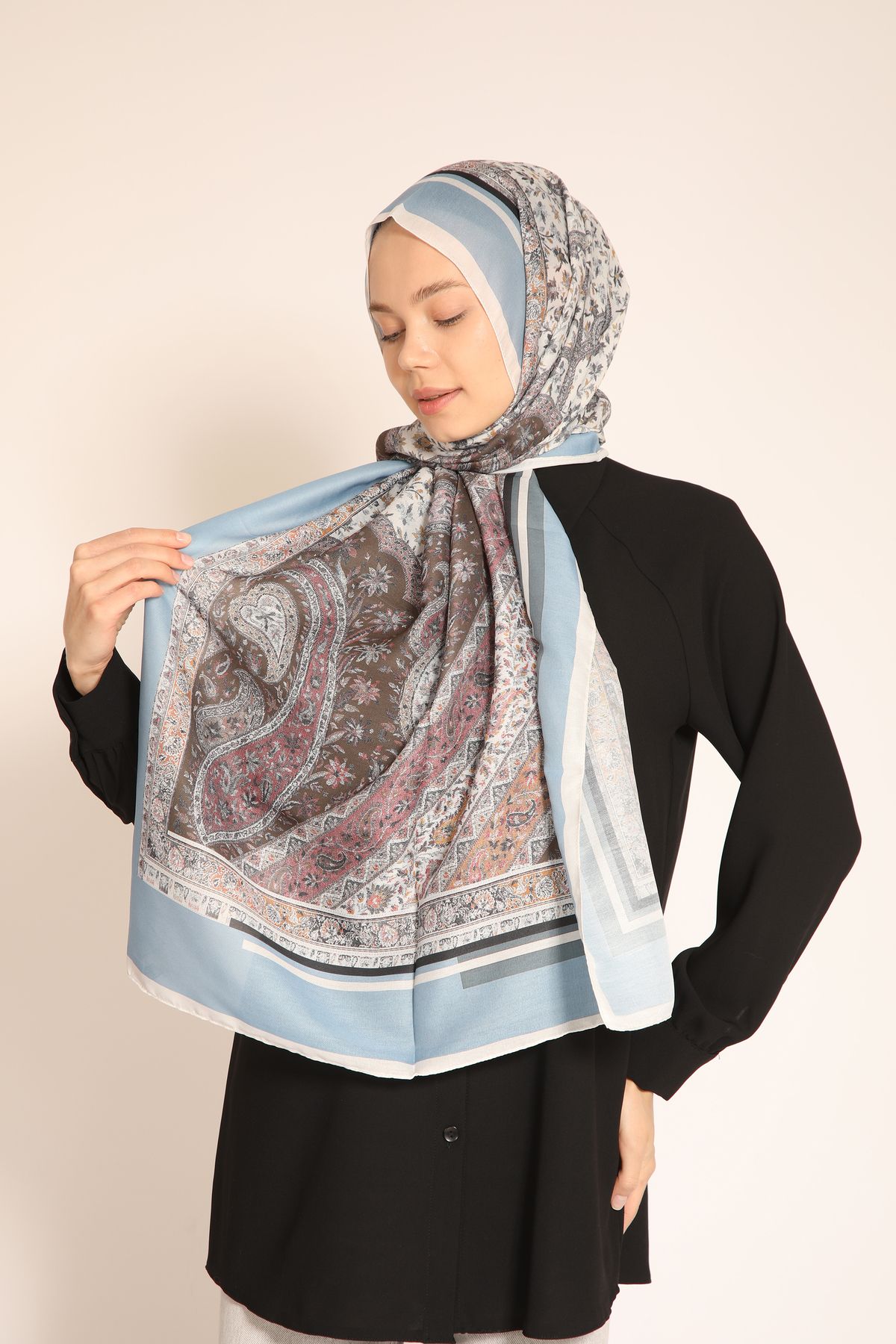 BERCHEM SCARF Buz Mavisi Etnik Desenli Şal – Zarif ve Ferah Stil Dokunuşu