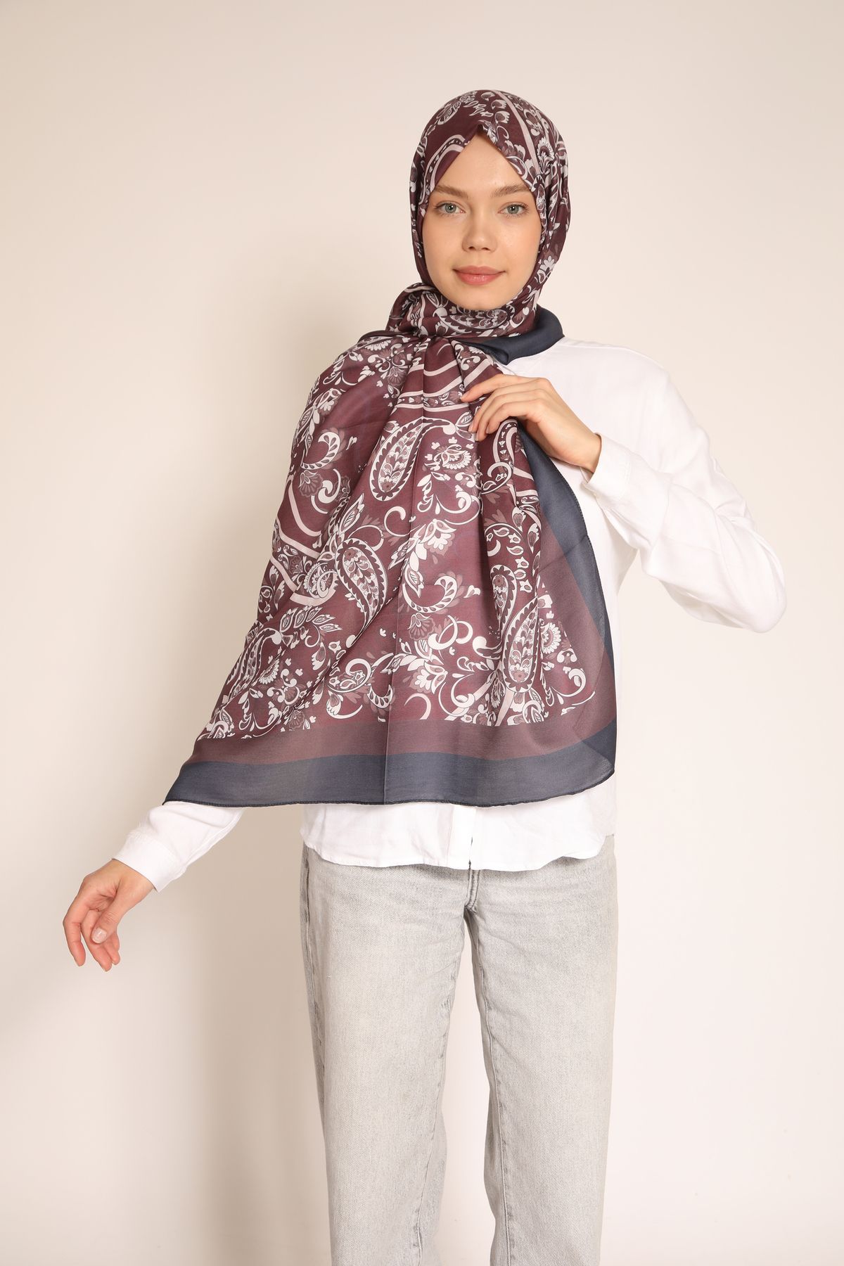 BERCHEM SCARF Bordo Kahverengi Beyaz Desenli Şal – Paisley Motifli Şık ve Modern Tasarım