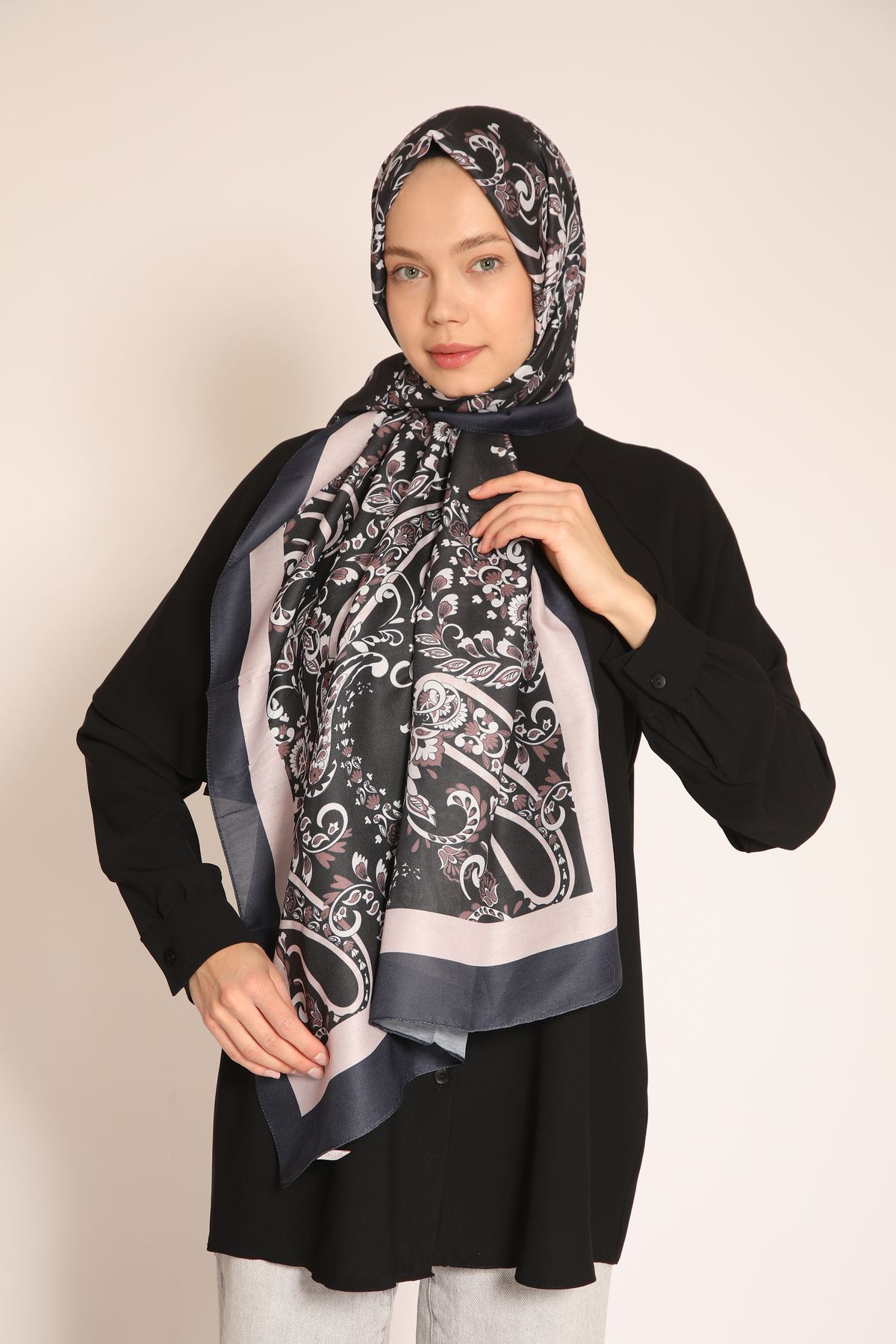 BERCHEM SCARF Siyah Zemin Üzerine Pudra ve Gül Kurusu Desenli Soft Şal – Zarif ve Zamansız Tasarım