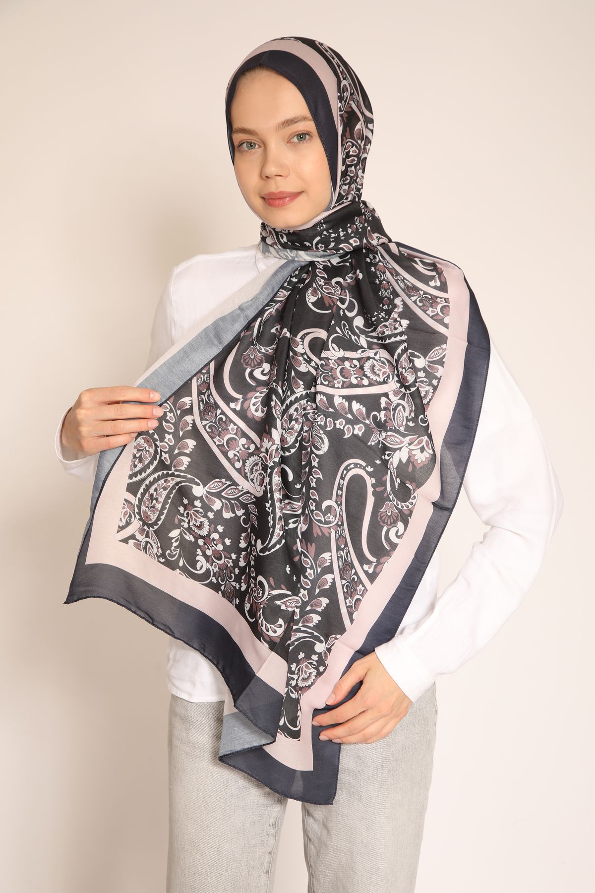 BERCHEM SCARF Siyah Zemin Üzerine Gül Kurusu Desenli Soft Şal – Klasik ve Şık Stil