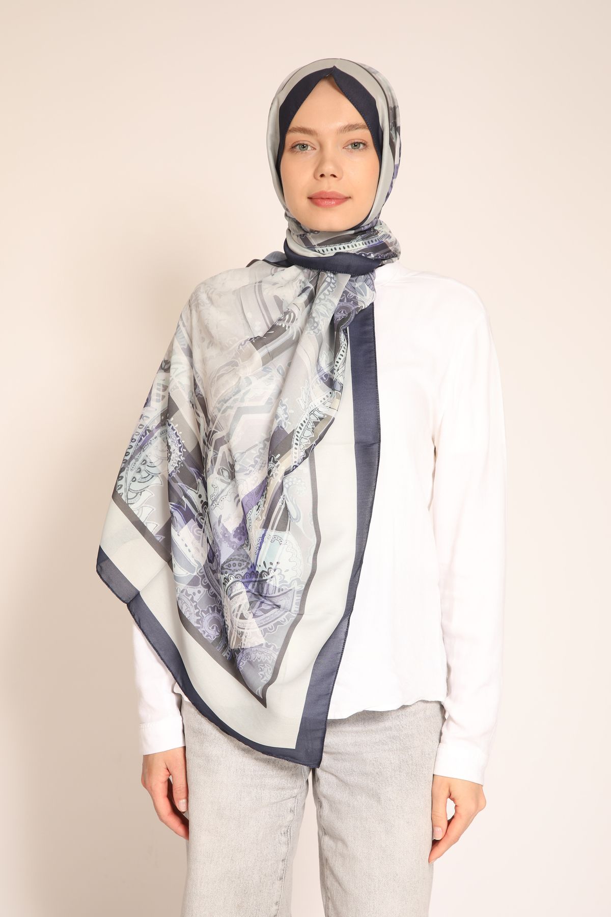 BERCHEM SCARF Lacivert ve Gri Tonlarında Desenli Soft Kumaş Şal – Modern ve Zarif Tasarım