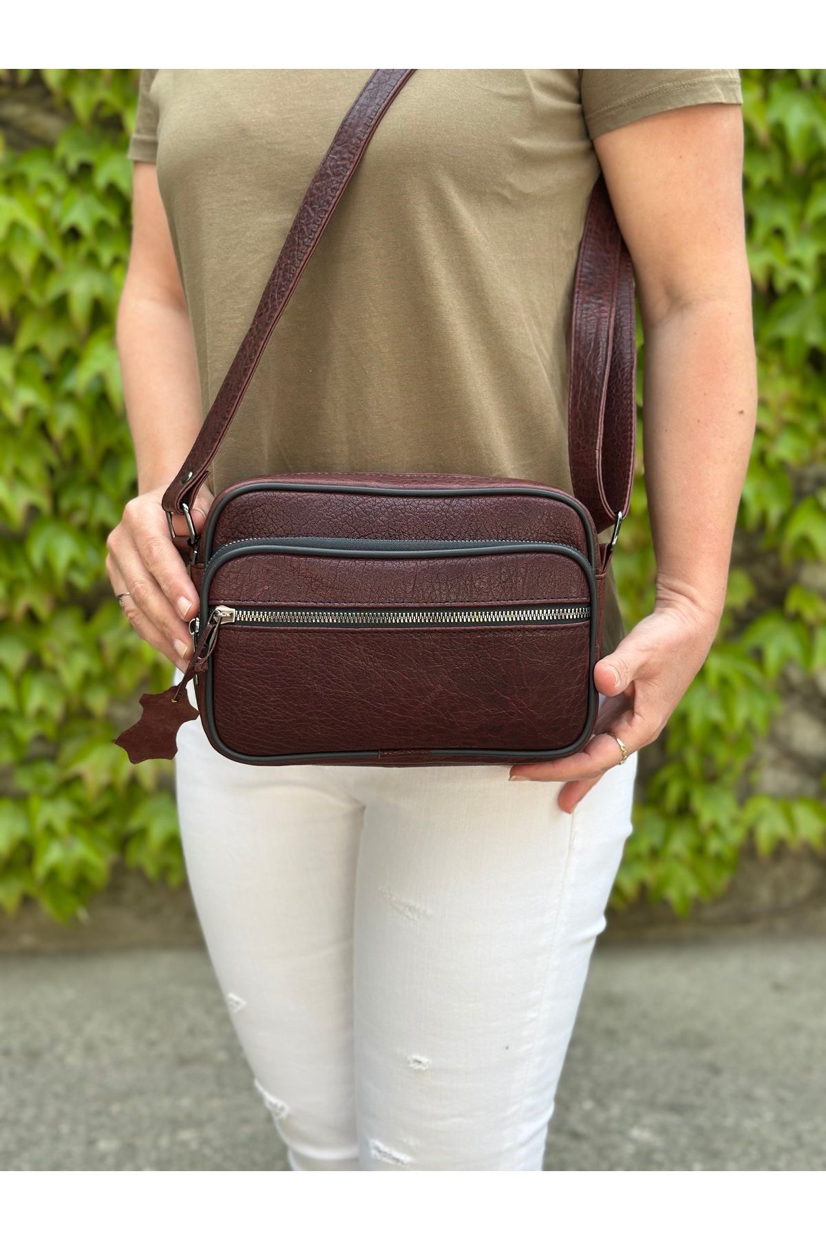 Deribag Hakiki Deri, Orta Boy ,Çapraz Askılı,Kadın Omuz Çantası ,Kahverengi 22*18*8 cm