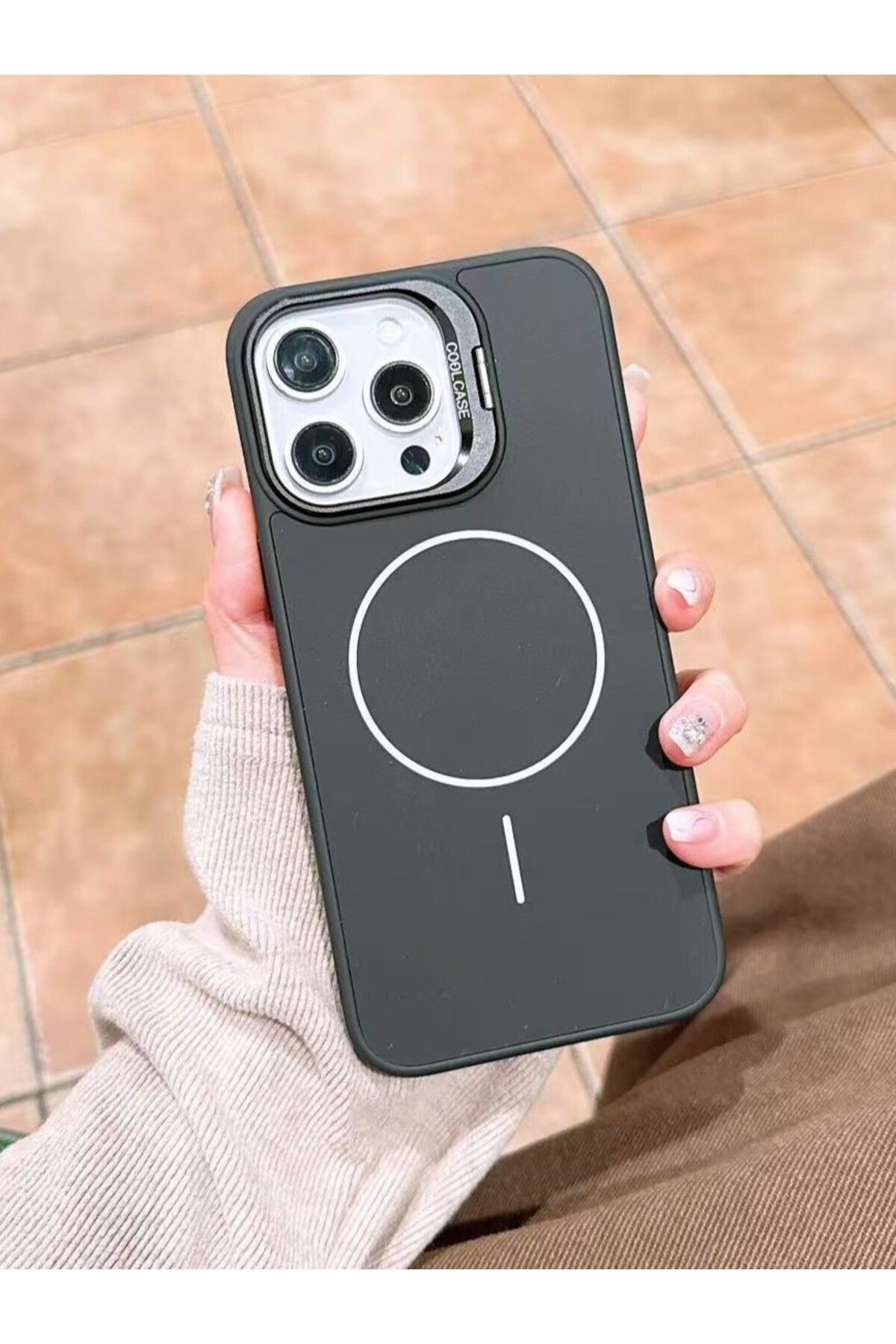 Paladyum Case iPhone 15 Pro Max Uyumlu İnce MagSafe Çizgili Metal Kamera Çerçeve Standlı Siyah Kılıf