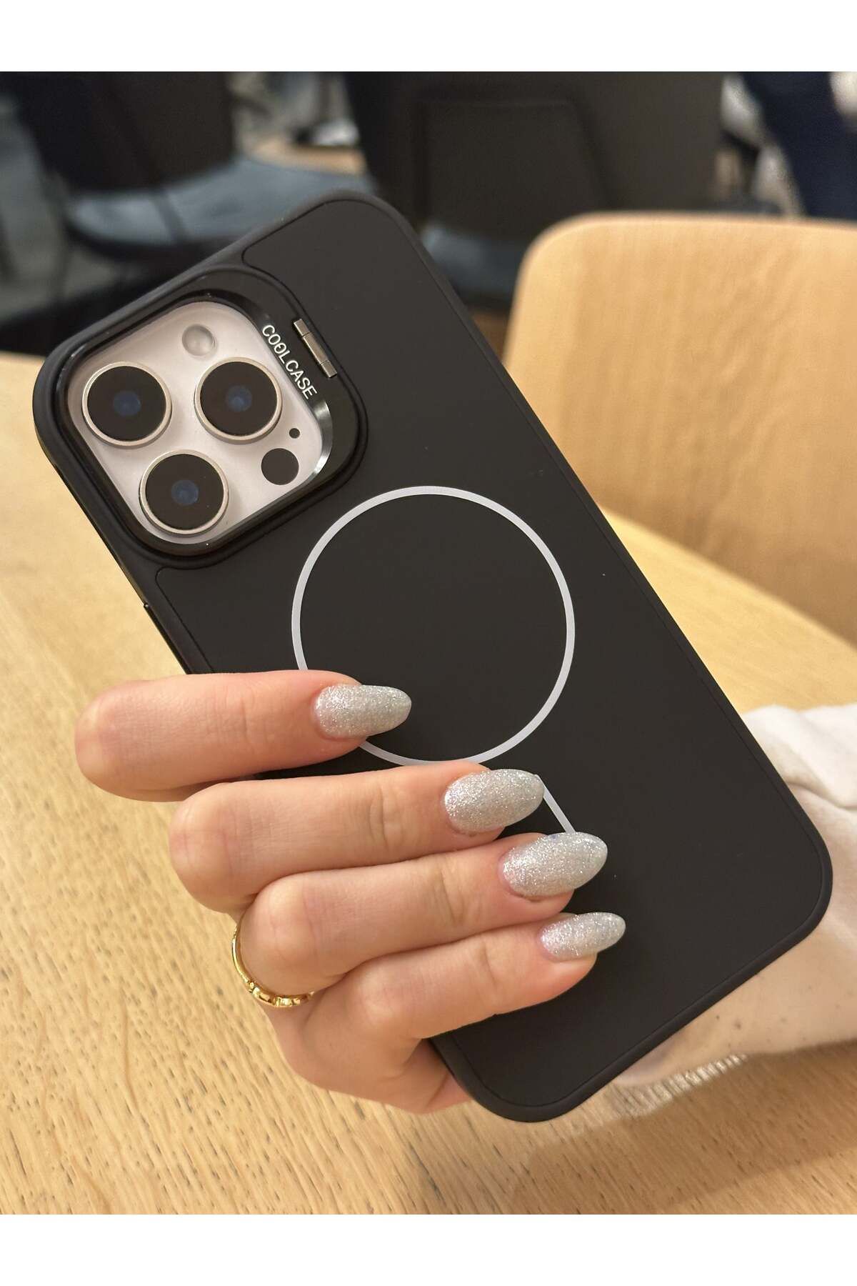 Paladyum Case iPhone 15 Pro Uyumlu İnce MagSafe Çizgili Metal Kamera Çerçeve Standlı Siyah Kılıf
