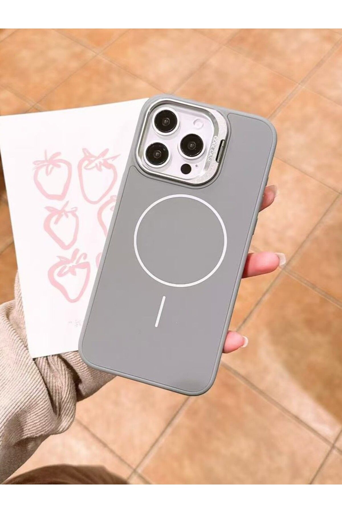 Paladyum Case iPhone 16 Pro Max Uyumlu İnce MagSafe Çizgili Metal Kamera Çerçeve Standlı Gri Kılıf