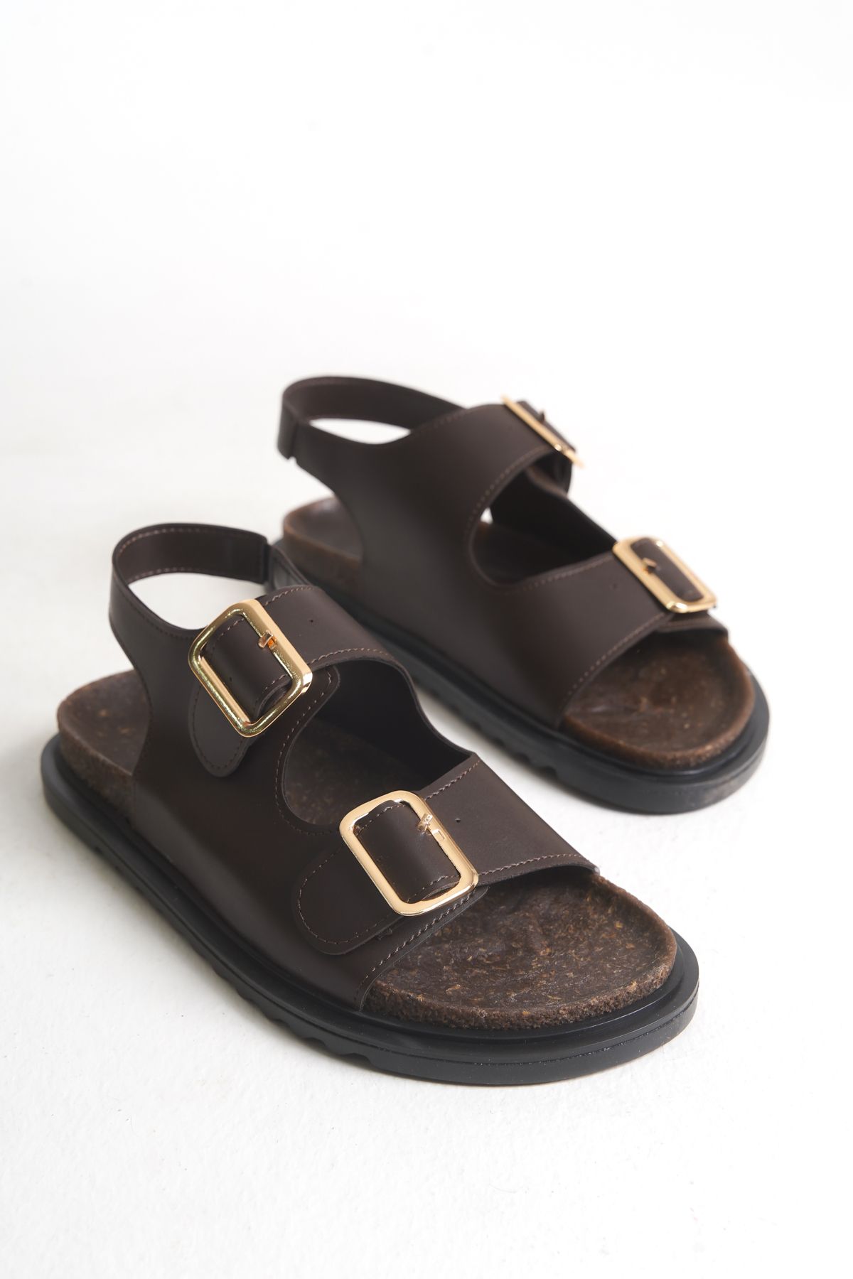 Moda Değirmeni Kahve Kadın Kemerli Kaymaz Çift Tabanlı Sandalet MD1165-123-0001