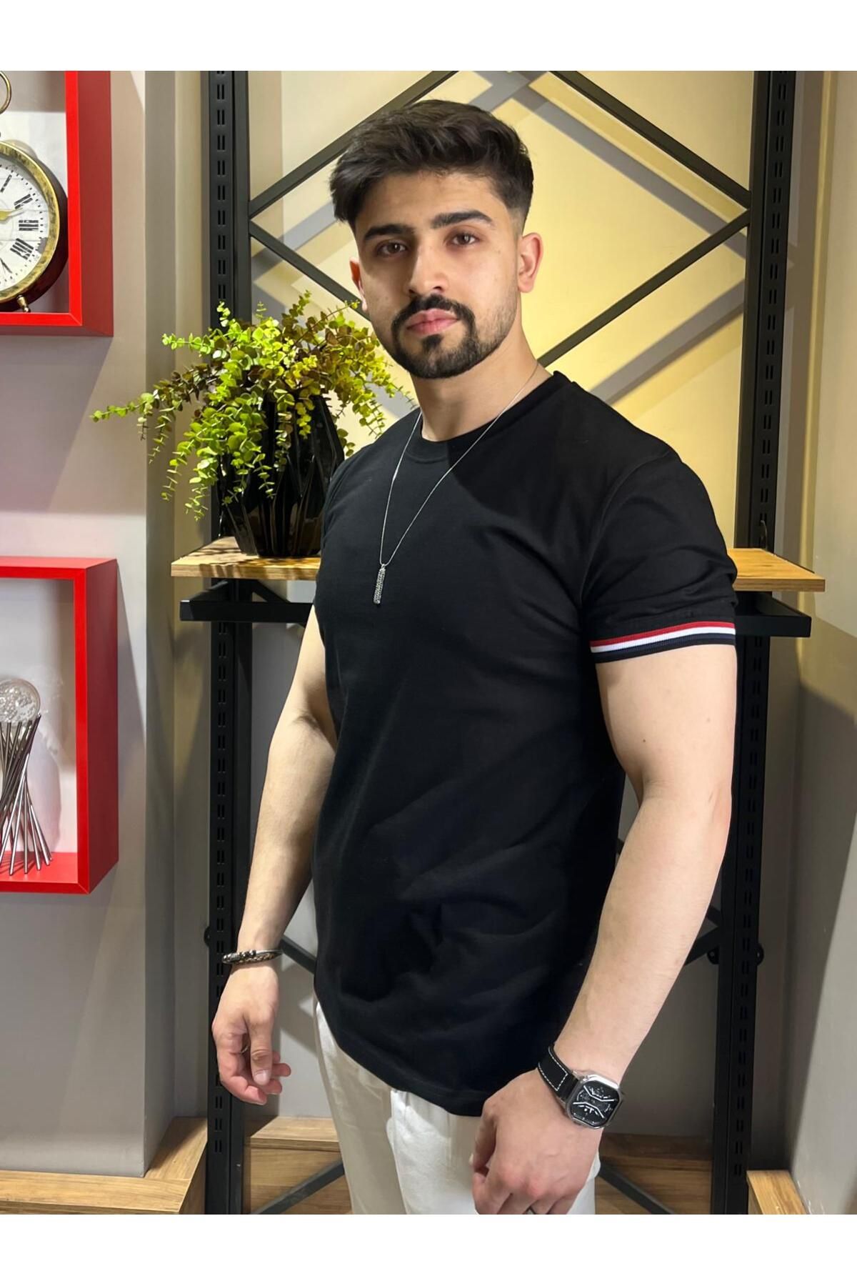 Butik Basic Kırmızı Kol Bantlı Siyah Tişört