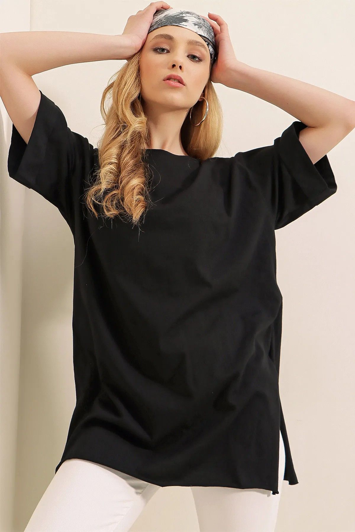 Lux Home Istanbul Bisiklet Yaka Yırtmaçlı T-Shirt