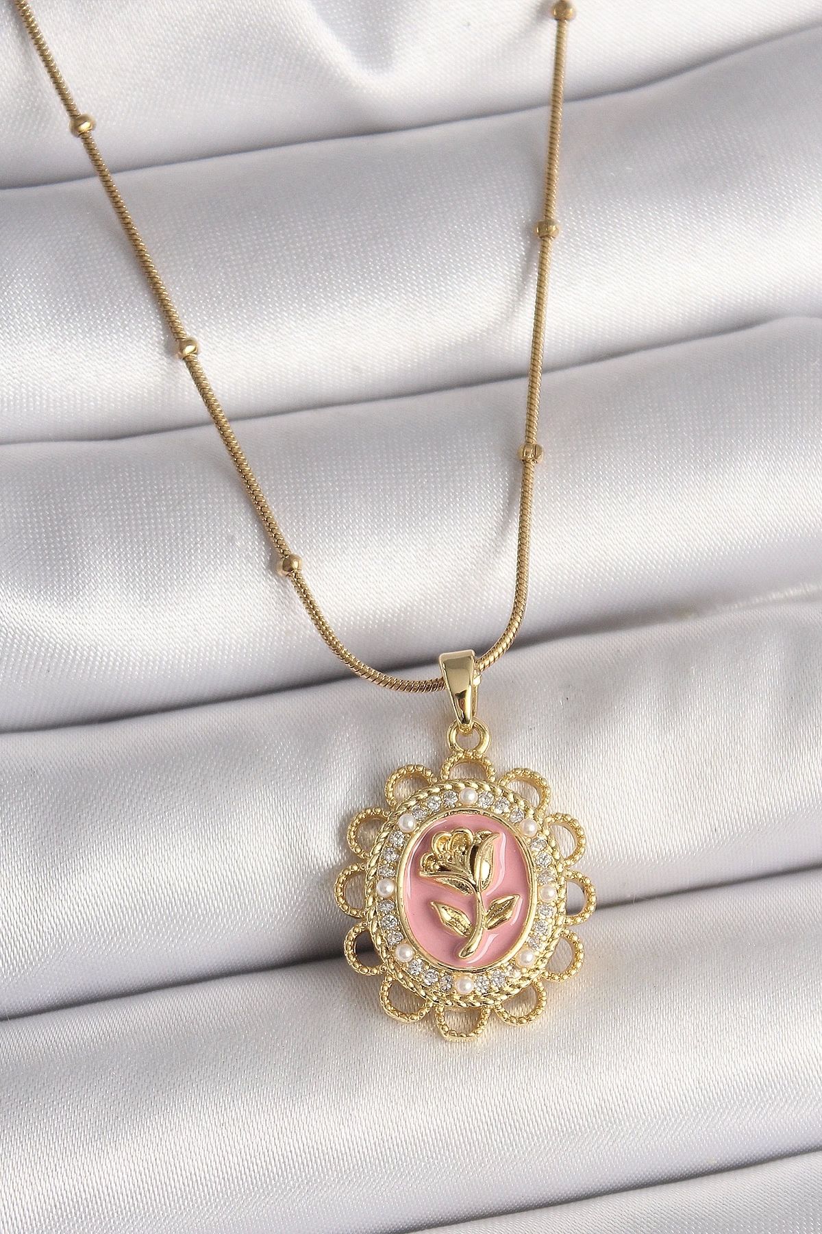 Clariss 316L Çelik Gold Renk Topçuk Zincir Zirkon Taş Detaylı Pembe Gül İşlemeli Portre Model Kadın Kolye