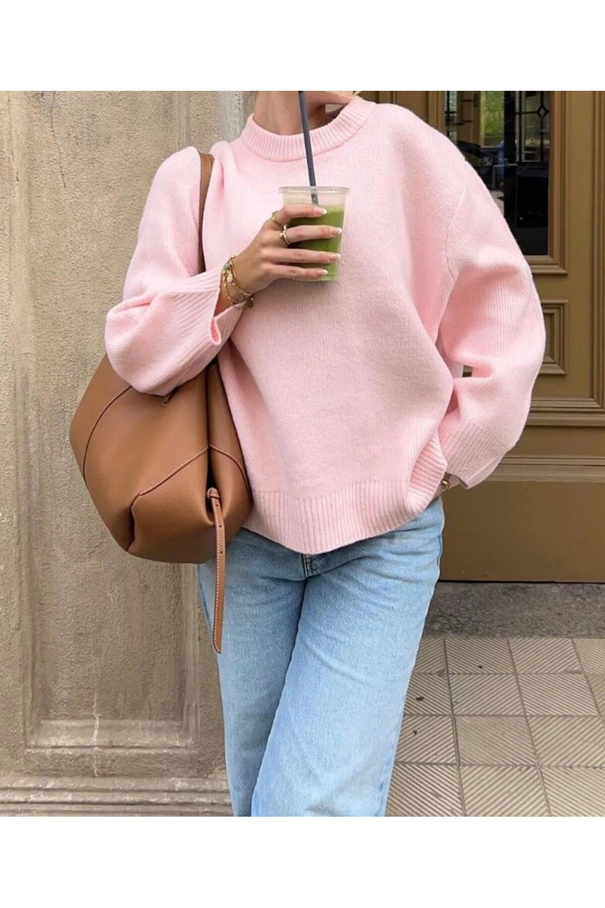 Stor "Pembe Bisiklet Yaka Triko: Üzerinde Bir Şeyler Var, Ama Anlaman İçin Öne Çıkman Gerek!"