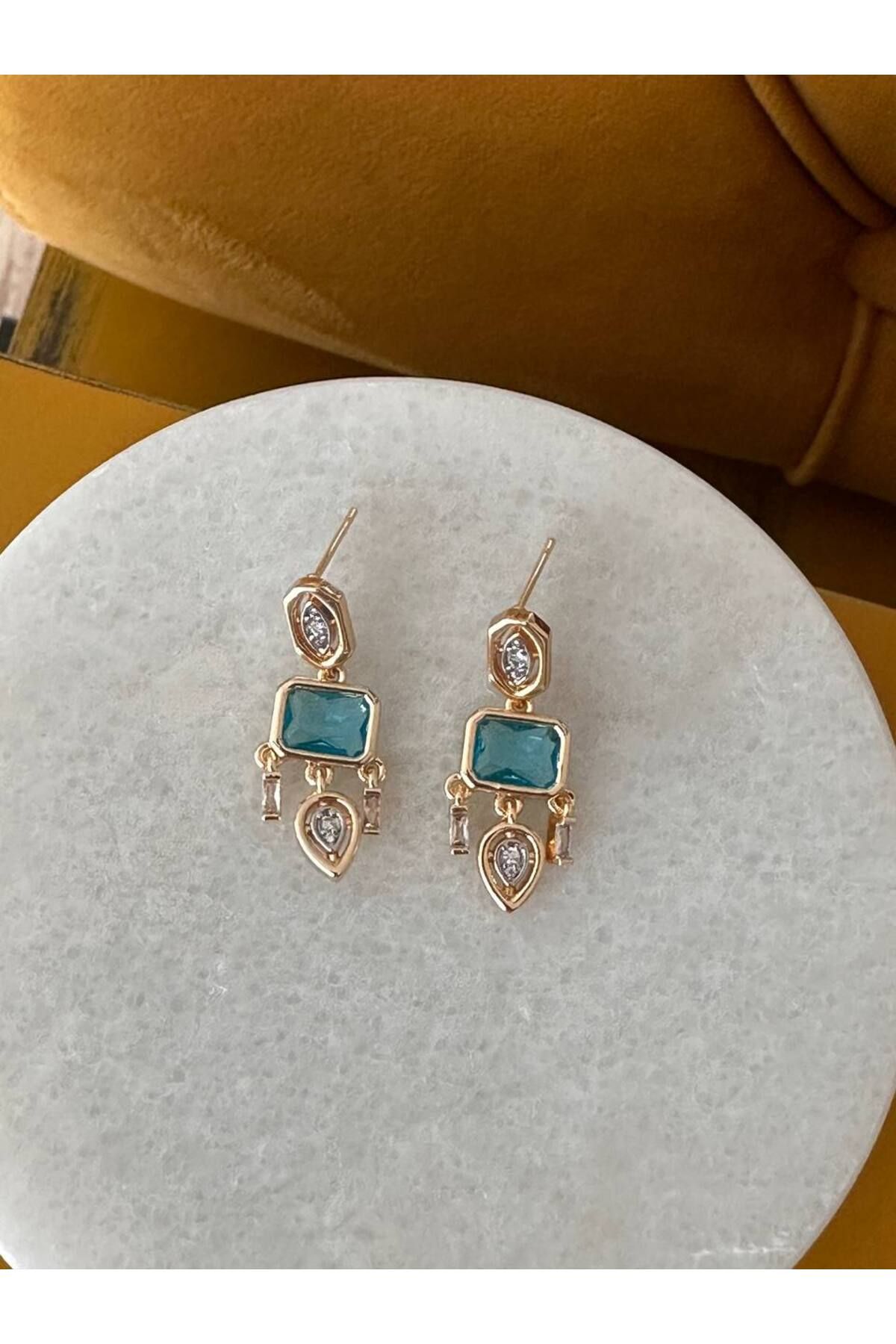 Esmeray Aksesuar Gold Renk Zirkon Beyaz ve Turkuaz Taşlı Rodyum Kaplama Sallantılı Küpe Uzunluk 2,5 cm.