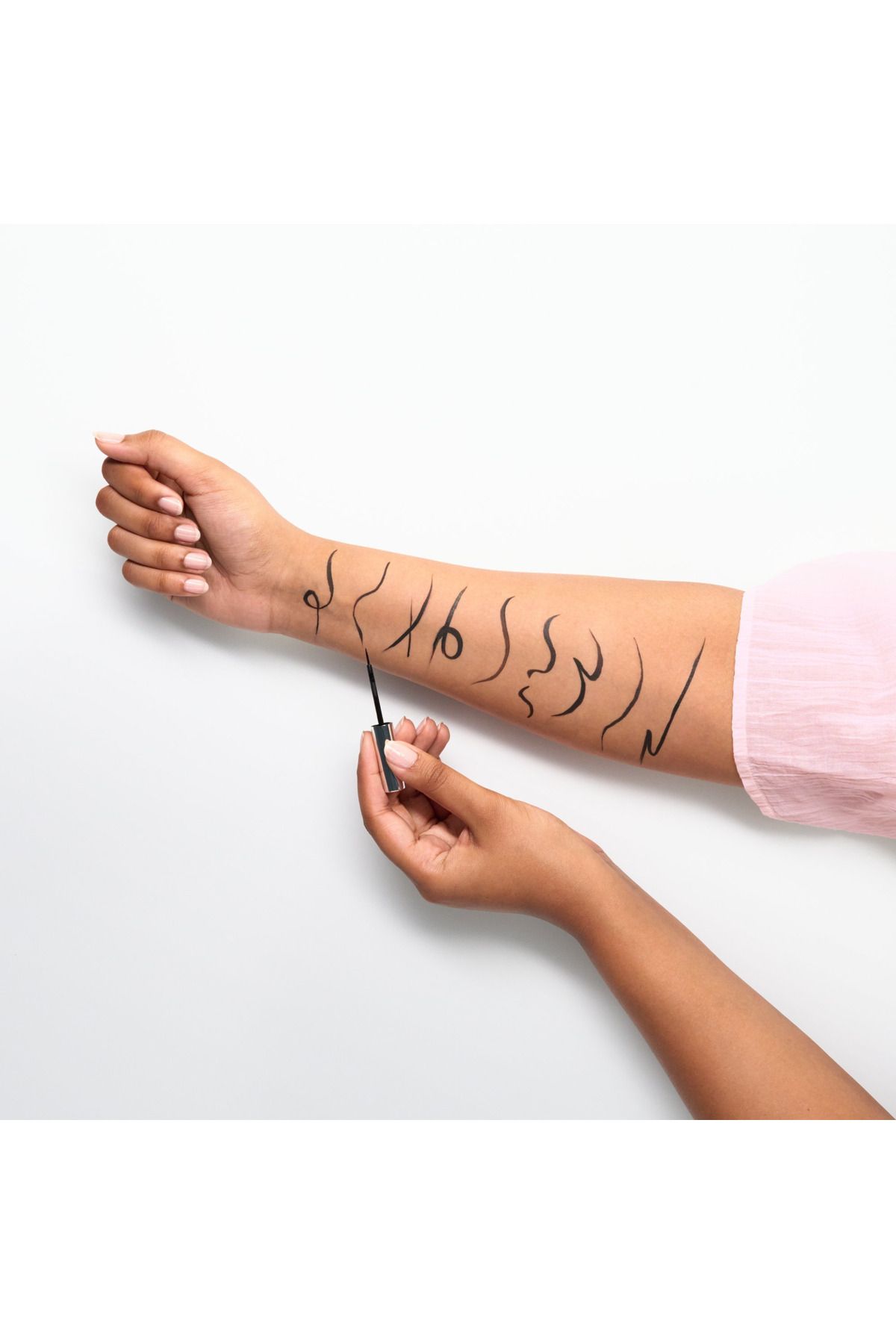 Essence-كحل سائل من ايسنس 01 5