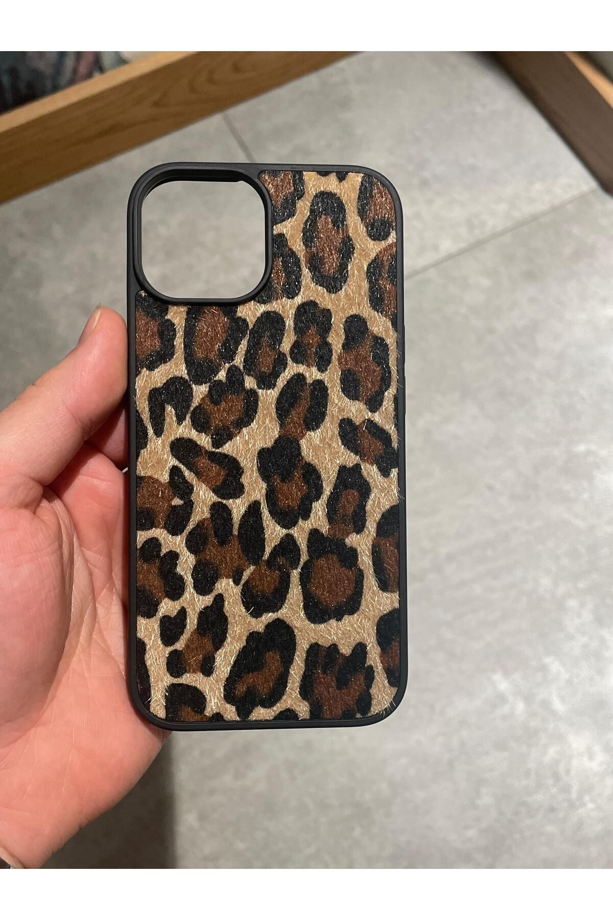 Mee.co İphone 13 ve 14 Uyumlu Leopar Desenli Tüylü Silikon Kılıf