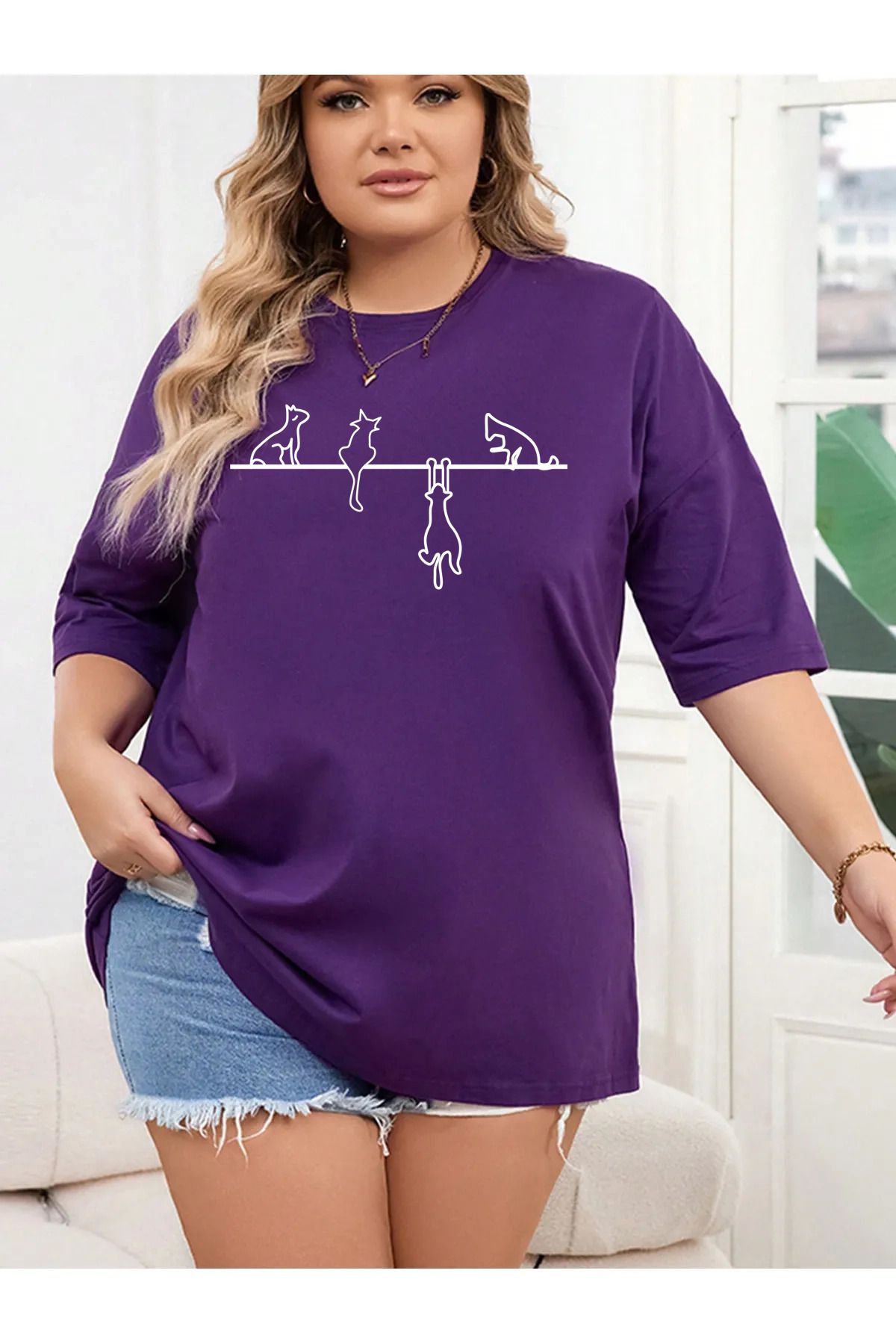 qavnas Unisex İp Üzerinde Kediler Temalı Baskılı Rahat Kesim Mor T-Shirt