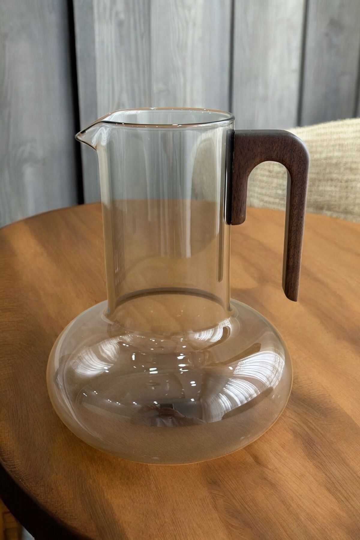 Qerhome Borosilikat Cam Akasya Saplı Luna Smoke Sürahi 1200 Ml