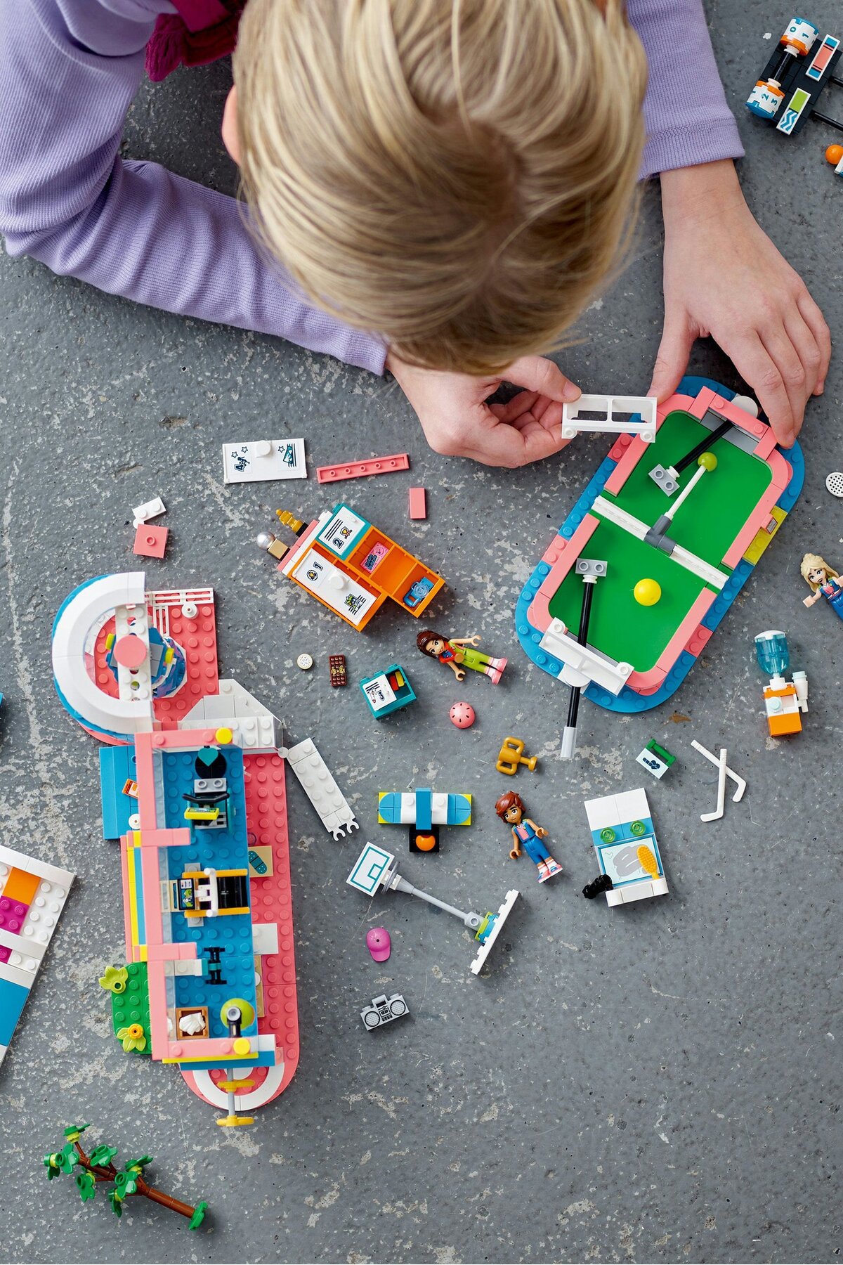 مرکز ورزشی فرندز ۴۱۷۴۴ مجموعه ساختنی ساختمان ۸۳۲ تکه