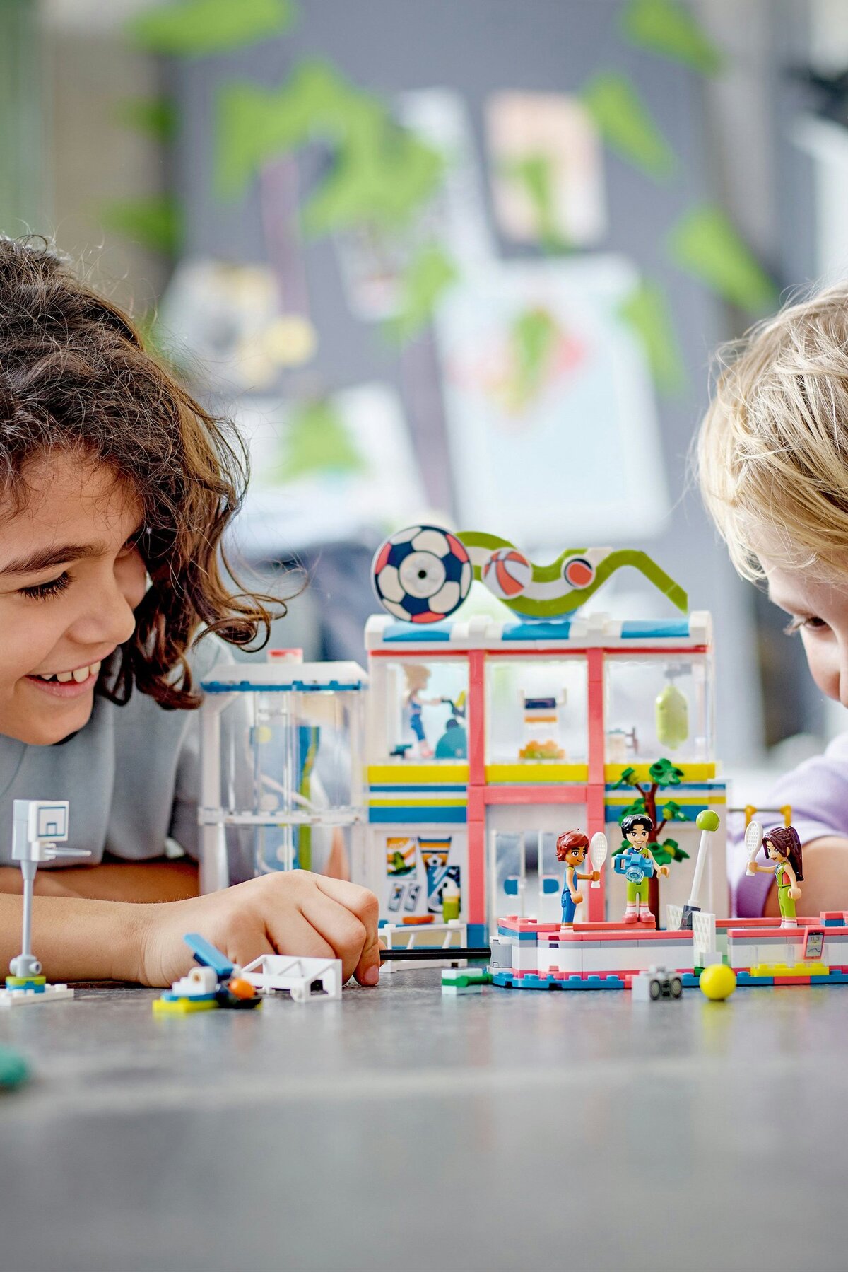 مرکز ورزشی فرندز ۴۱۷۴۴ مجموعه ساختنی ساختمان ۸۳۲ تکه